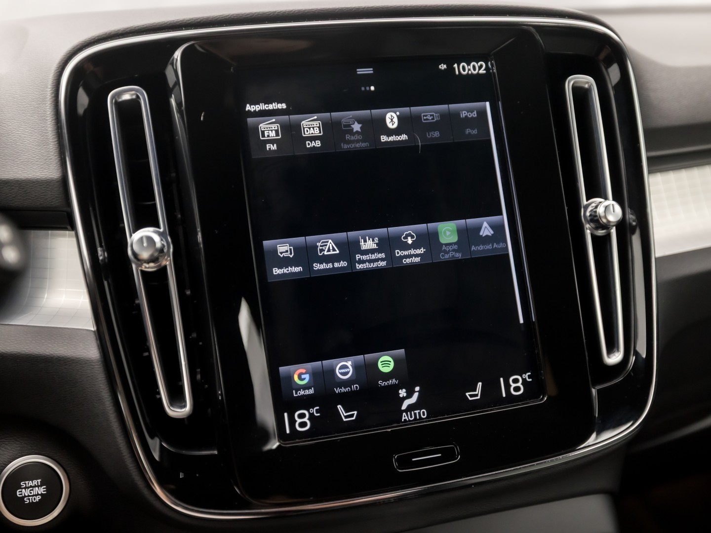 Volvo XC40 1.5 T4 Recharge Inscription 211Pk Automaat (APPLE CARPLAY, STUUR/STOELVERWARMING, MEMORY SEATS, CAMERA, STOELVERWARMING ACHTER, KEYLESS, GETINT GLAS, ELEK ACHTERKLEP, ZWART HEMEL, NIEUWSTAAT)