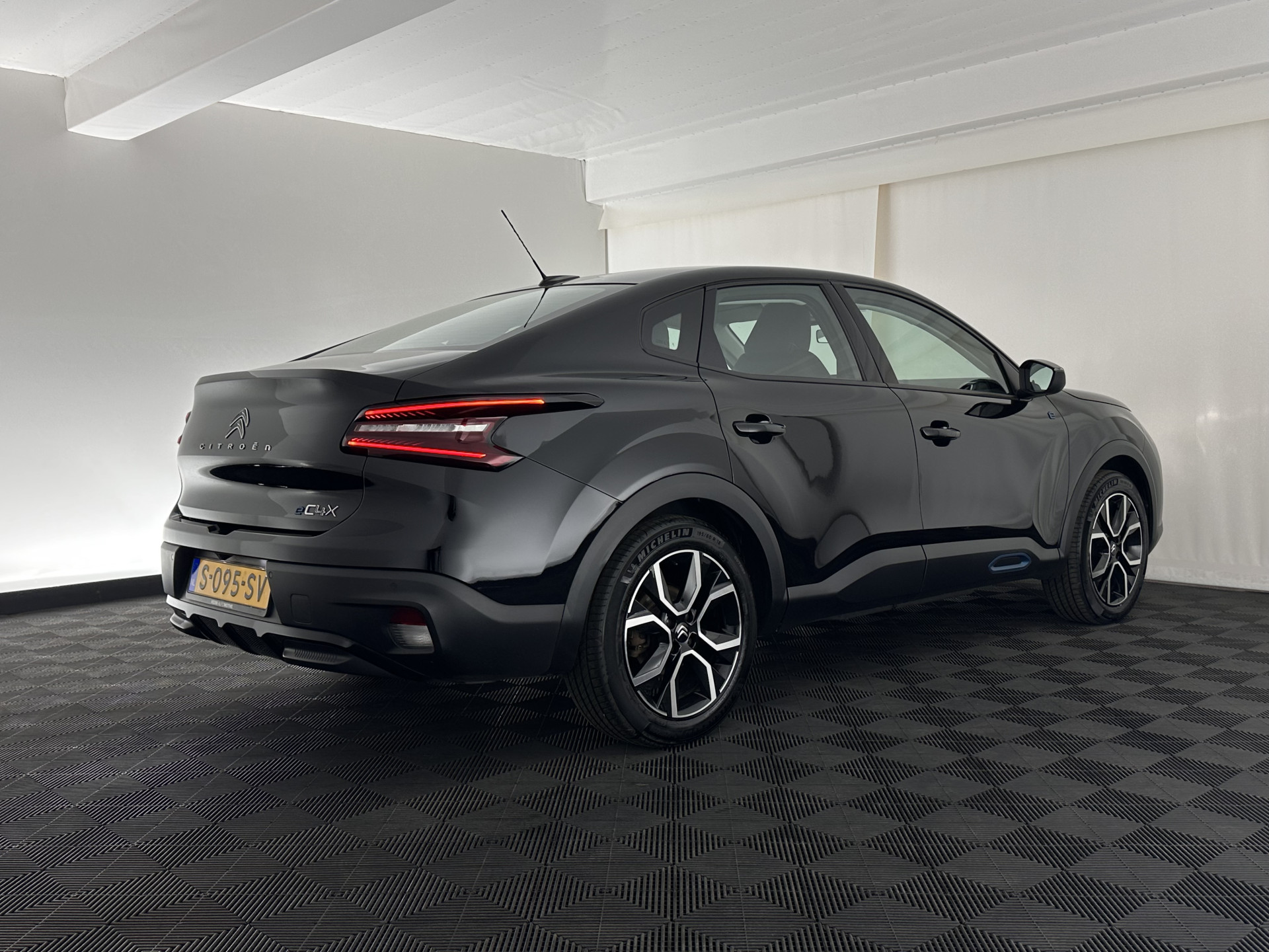 Citroën Ë-C4 X Feel Pack 50 kWh [ 3-Fase ] (INCL.BTW) *FULL-LED | LEATHER-FABRIC | DIGI-COCKPIT | DAB | COMFORT-SEATS | CAMERA | ECC | PDC | CRUISE | 18''ALU*