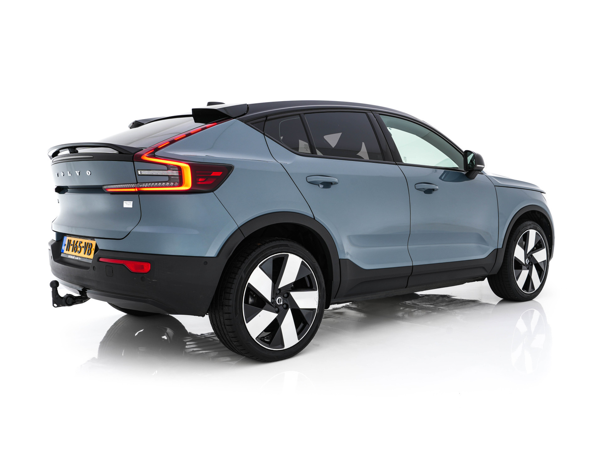 Volvo C40 Recharge Twin Intro Edition 78 kWh AWD [ 3-Fase ] {SOH-87%} (INCL-BTW) Aut. *HEATPUMP | PANO | LEATHER-ALCANTARA | DIGI-COCKPIT | FULL-LED | HARMAN/KARDON | TOPVIEW | NAVI-FULLMAP | ECC | PDC | KEYLESS | HEATED-SPORTSEATS | TOWBAR | PRIVACY-GLAS