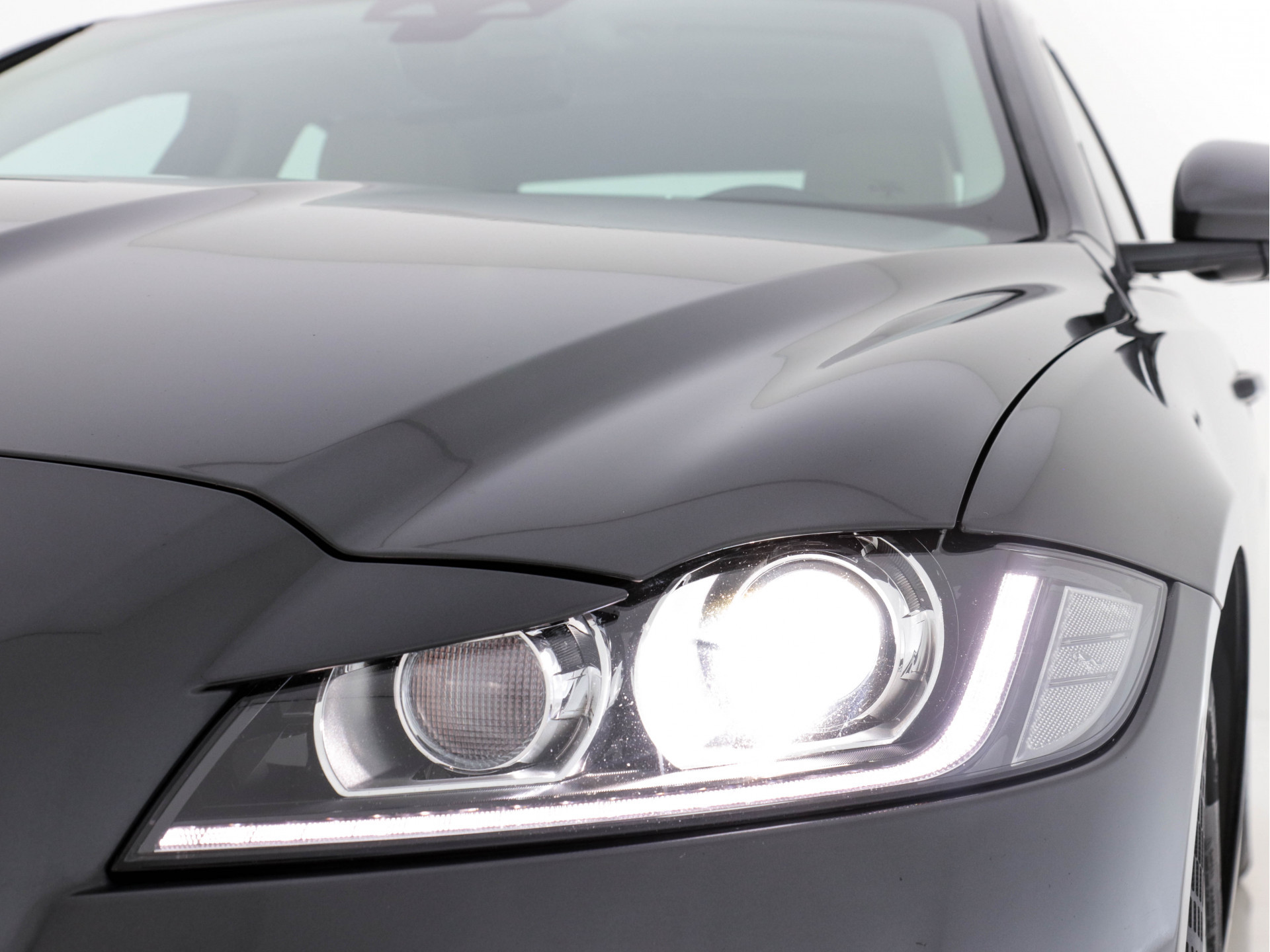 Jaguar XF 2.0D Portfolio Premium-Business-Pack Aut *LEATHER | BI-XENON | NAVI-FULLMAP | KEYLESS | MERIDIAN-SURROUND | SHIFT-PADDLES |  LANE-ASSIST | CRUISE | CAMERA | HEATED/COOLED-COMFORTSEATS | 17"ALU*