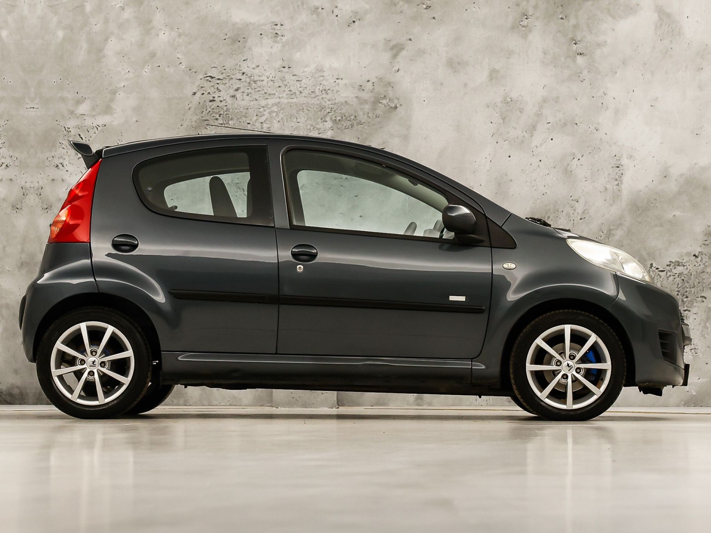 Peugeot 107 1.0-12V Sport (AIRCO, TOERENTELLER, ELEK RAMEN, SPORTSTOELEN, LM VELGEN, SPOILER, NIEUWE APK, NIEUWSTAAT)