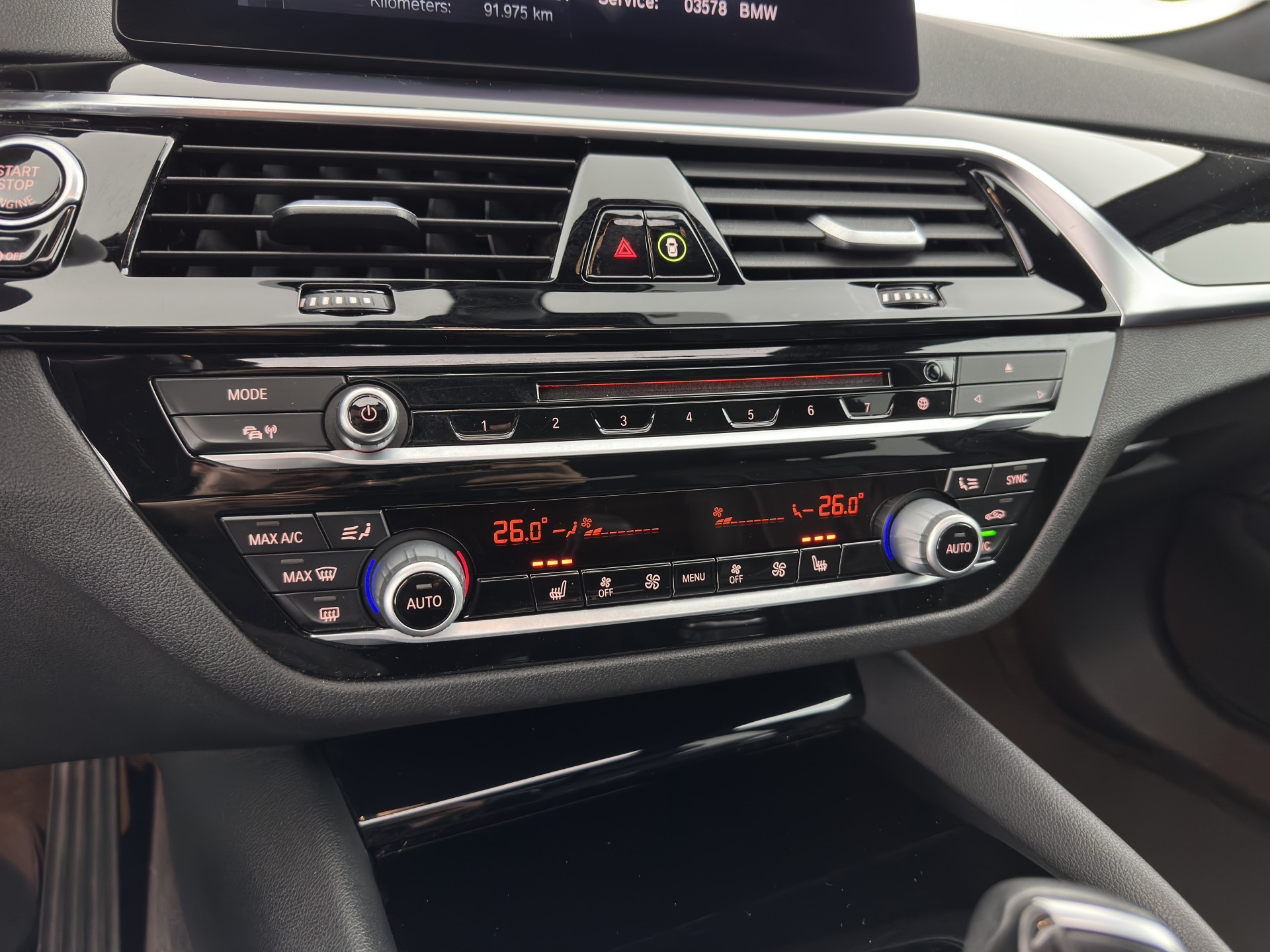 BMW 5-serie Touring 530d Sportline High Executive Aut. *PANO | LEATHER | FULL-LED | MEMORY-PACK | TOP-VIEW | HEATED-COMFORTSEATS | NAVI-FULLMAP | PRIVACY-GLASS | AMBIENT-LIGHT | ECC | CARPLAY | PDC | TOWBAR | SHIFT-PADDLES | 20"ALU*