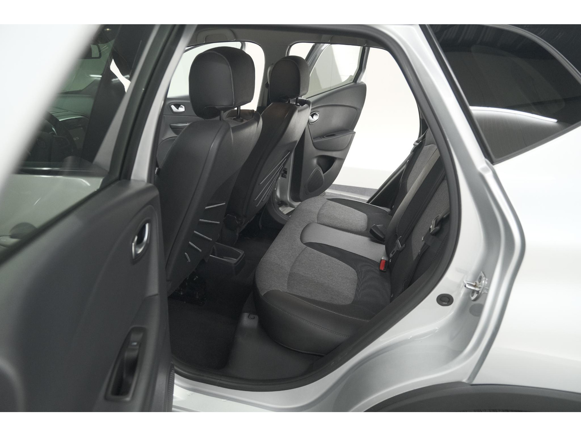 Renault Captur TCe 150 EDC Intens | Trekhaak | Navigatie | Parkeersensoren