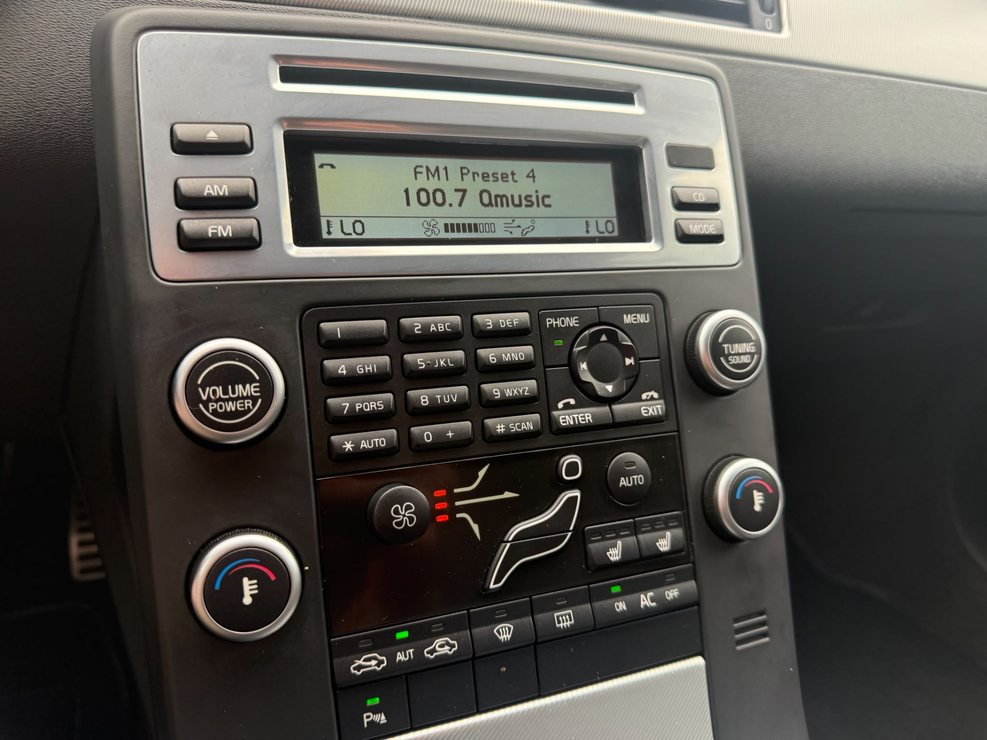 Volvo V70 2.0T R-Edition | 3E EIGENAAR | AUTOMAAT | LEDER | NAVI | XENON | CRUISE | TREKHAAK |