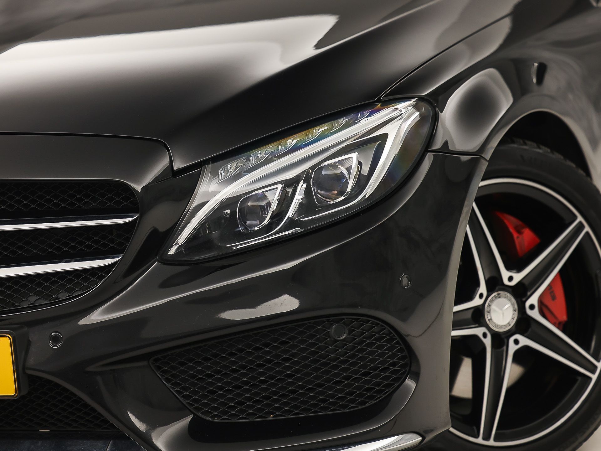 Mercedes-Benz C-Klasse 250 AMG Sport 211Pk Automaat (NAVIGATIE, RODE REMKLAUWEN, LEDER, STOELVERWARMING, ELEK SPORTSTOELEN, GETINT GLAS, SFEERVERLICHTING, NIEUWSTAAT)