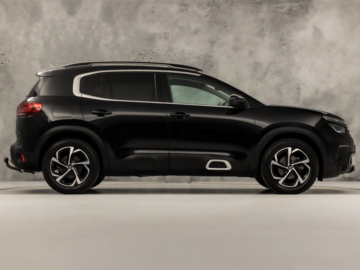 Citroën C5 Aircross 1.6 PureTech Sport 181Pk Automaat (APPLE CARPLAY, GROOT NAVI, 360 CAMERA, LM VELGEN, TREKHAAK, SPORTSTOELEN, KEYLESS, ADAPTIVE CRUISE, NIEUWSTAAT)