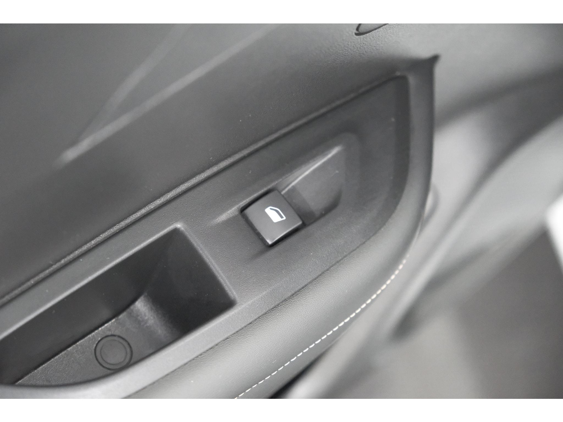 Peugeot e-2008 EV Allure 54 kWh | 97,9% SOH | 11 KW Lader | Apple Carplay | Parkeersensoren