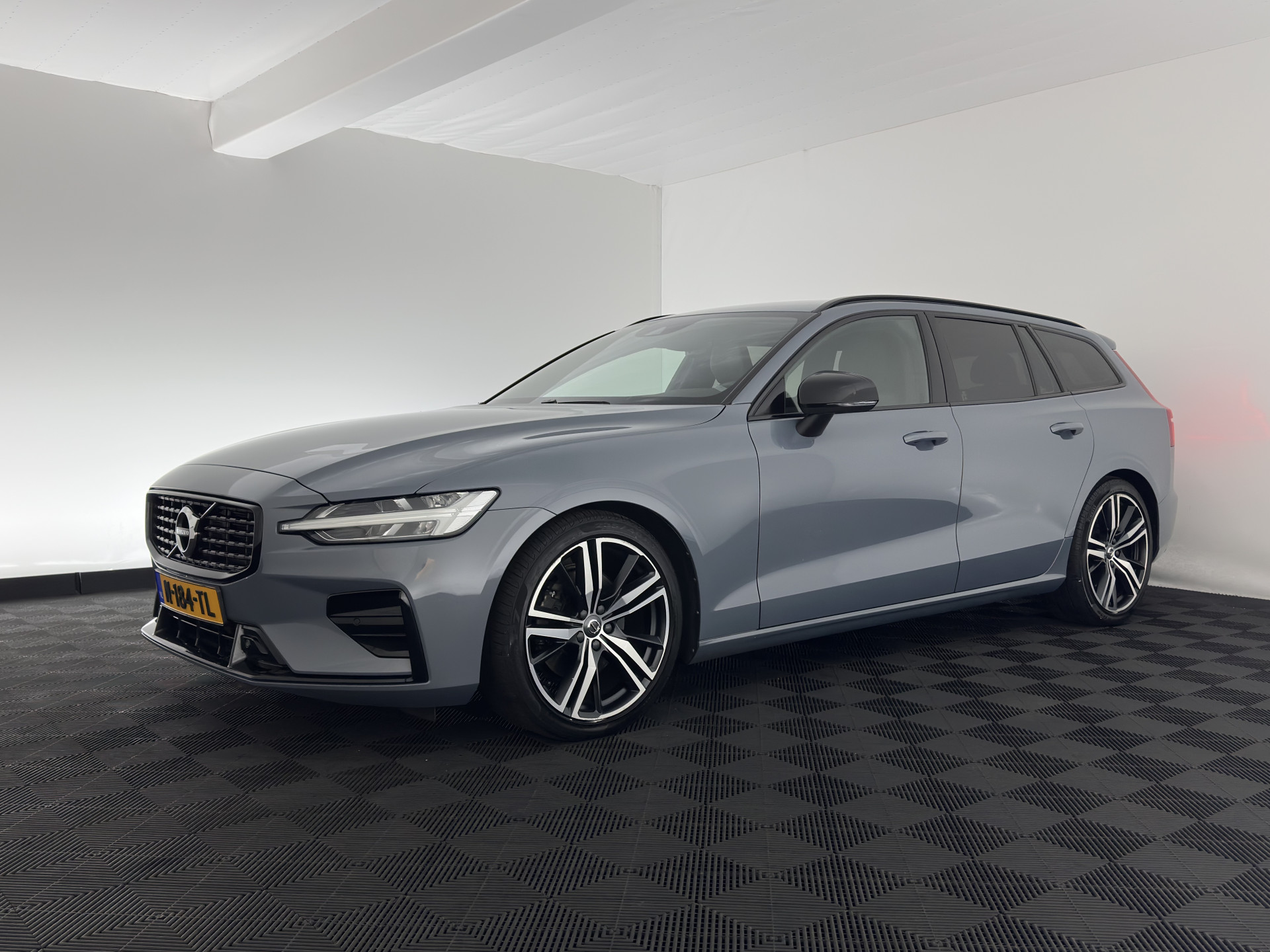 Volvo V60 2.0 B3 R-Design (INCL-BTW) *LEATHER-FABRIC | DIGI-COCKPIT | FULL-LED | MEMORY-PACK | HEATED-SPORTSEATS | LANE-ASSIST | NAVI-FULLMAP | CAMERA | DAB+ | PRIVACY-GLASS | ECC | PDC | TOWBAR | 19''ALU*