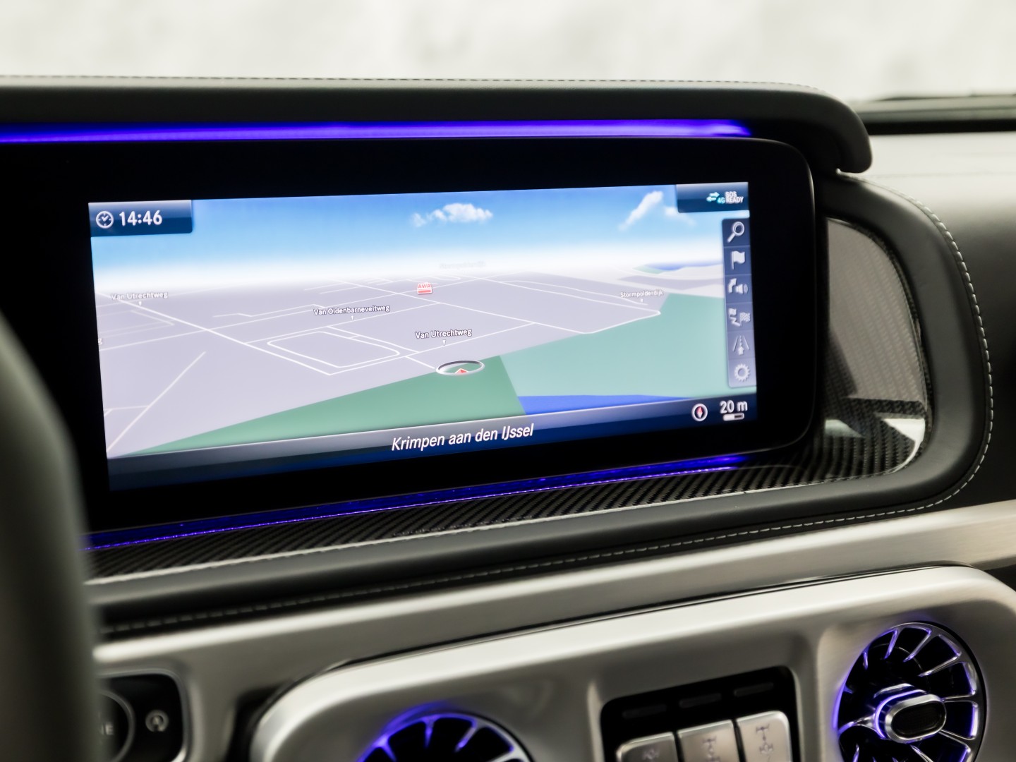 Mercedes-Benz G-Klasse 63 AMG 585Pk (SCHUIFDAK, CARBON PACK, ALCANTARA HEMEL, APPLE CARPLAY, BURMESTER, MASSAGE, STOELKOELING/VERWARMING, ADAPTIVE CRUISE, 360 CAMERA, SFEERVERLICHTING, TREKHAAK, NIEUWSTAAT)