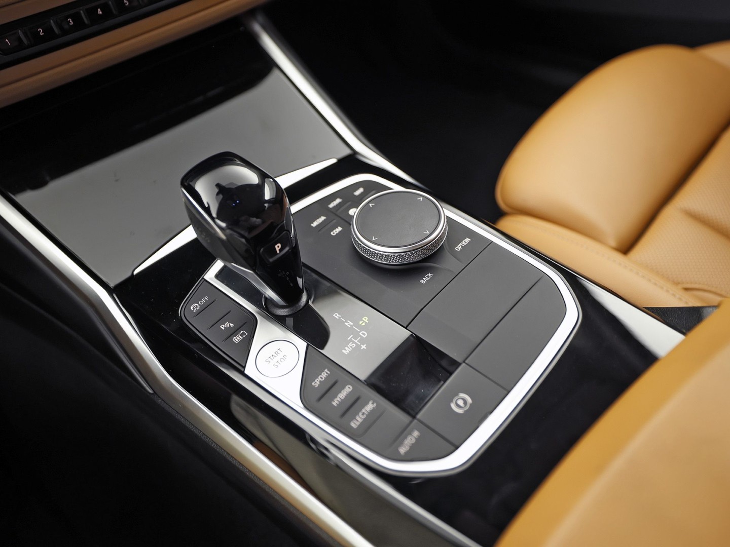 BMW 3-serie Touring 330e Sport 292Pk Automaat (APPLE CARPLAY, SOH 90,2%, GROOT NAVI, COGNAC LEDER, CAMERA, STOELVERWARMING, SFEERVERLICHTING, ELEK ACHTERKLEP, GETINT GLAS, NIEUWSTAAT)