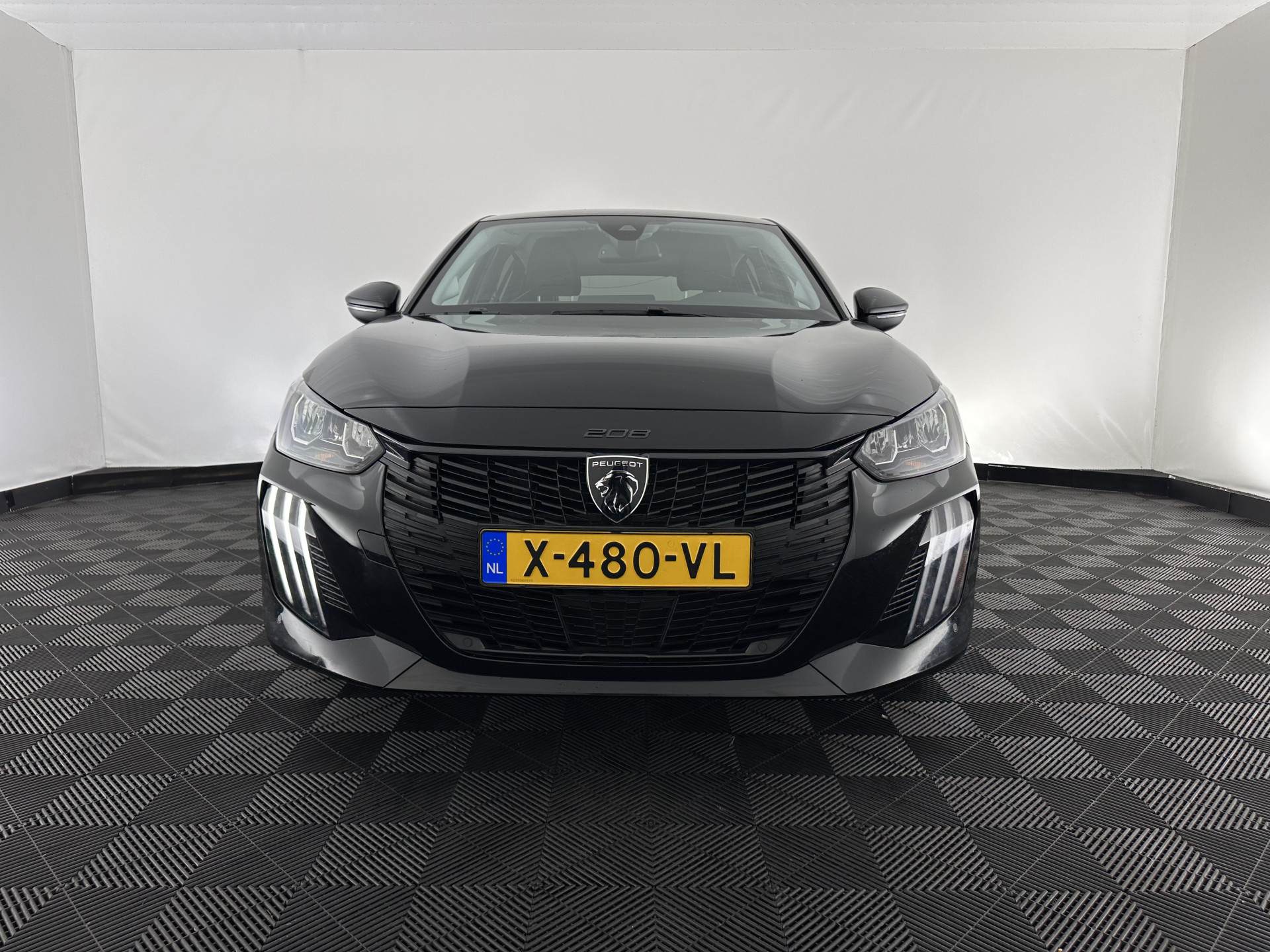 Peugeot e-208 EV Style 50 kWh [3-Fase-11kW] {SOH-96%} (INCL-BTW) Aut. *LEATHER-FABRIC | FULL-LED | HEATED-SPORTSEATS | KEYLESS | PRIVACYGLASS | DAB+ | NAVI-FULLMAP | ECC | PDC | CRUISE | CARBON-INLAY | DIGI-COCKPIT | 16''ALU*