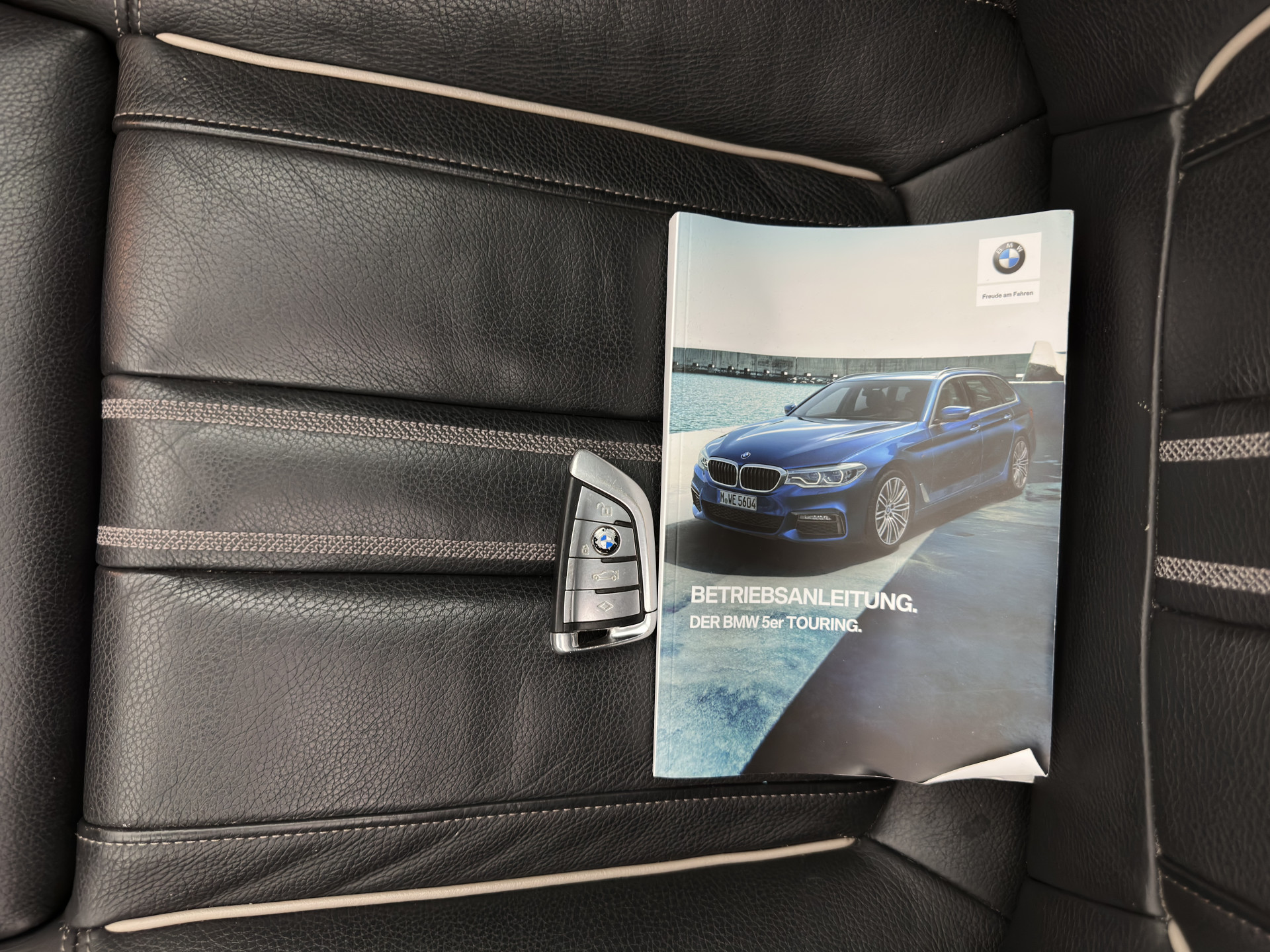 BMW 5-serie Touring 530d Sportline High Executive Aut. *PANO | LEATHER | FULL-LED | MEMORY-PACK | TOP-VIEW | HEATED-COMFORTSEATS | NAVI-FULLMAP | PRIVACY-GLASS | AMBIENT-LIGHT | ECC | CARPLAY | PDC | TOWBAR | SHIFT-PADDLES | 20"ALU*