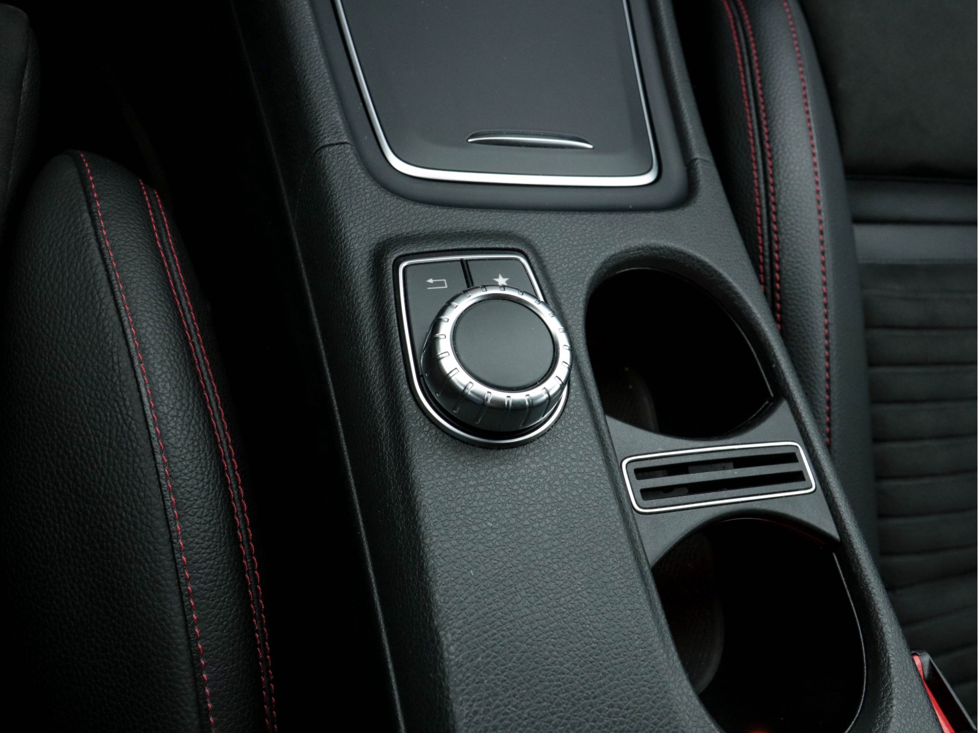 Mercedes-Benz CLA-klasse Shooting Brake 180 AMG-Line Business Solution (INCL-BTW) Aut. *NAVI-FULLMAP | FULL-LED | LEATHER-MICROFIBRE | CAMERA | ECC | PDC | CRUISE | SPORT-SEATS | SHIFT-PADDLES | 18"ALU*