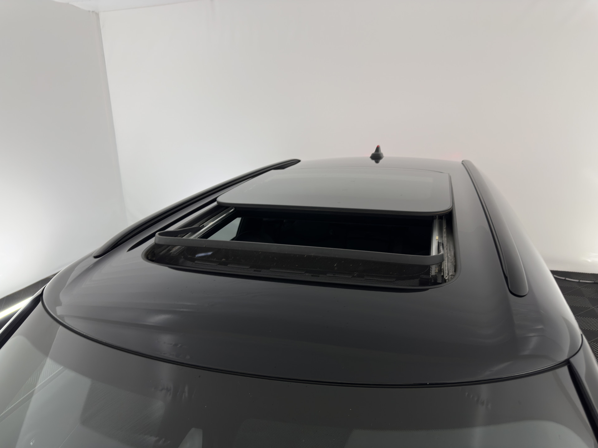 MINI Mini Clubman 2.0 Cooper S ALL4  Premier Plus JCW (INCL-BTW) Aut * PANO | LEATHER | FULL-LED | HEATED-SPORTSEATS | DIGI-COCKPIT | AMBIENT-LIGHT | PRIVACY-GLASS | HEAD-UP | PDC | CAMERA | DAB  | KEYLESS | TOWBAR | 18"ALU*