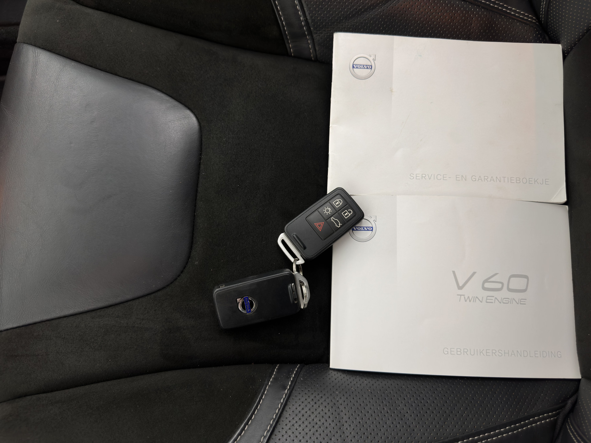 Volvo V60 2.4 D6 Twin Engine R-Design Aut. *PANO | LEATHER-ALCANTARA | BI-XENON | MEMORY-PACK | HEATED-COMFORTSEATS | NAVI-FULLMAP | CAMERA | PRIVACY-GLASS | ECC | PDC | CRUISE | 18''ALU*