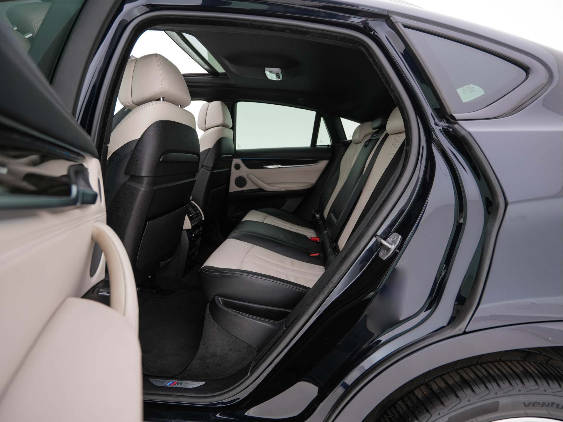 BMW X6 xDrive50i High-Executive M-Sportpack Aut. *PANO | HEAD-UP | TWO-COLOUR-LUXURYLEATHER | FULL-LED | MEMORY-PACK | HARMAN/KARDON-SOUNDSYSTEM |  | BLIND-SPOT | KEYLESS | CAMERA | COMFORT-SEATS | SOFT-CLOSE | 20''ALU*