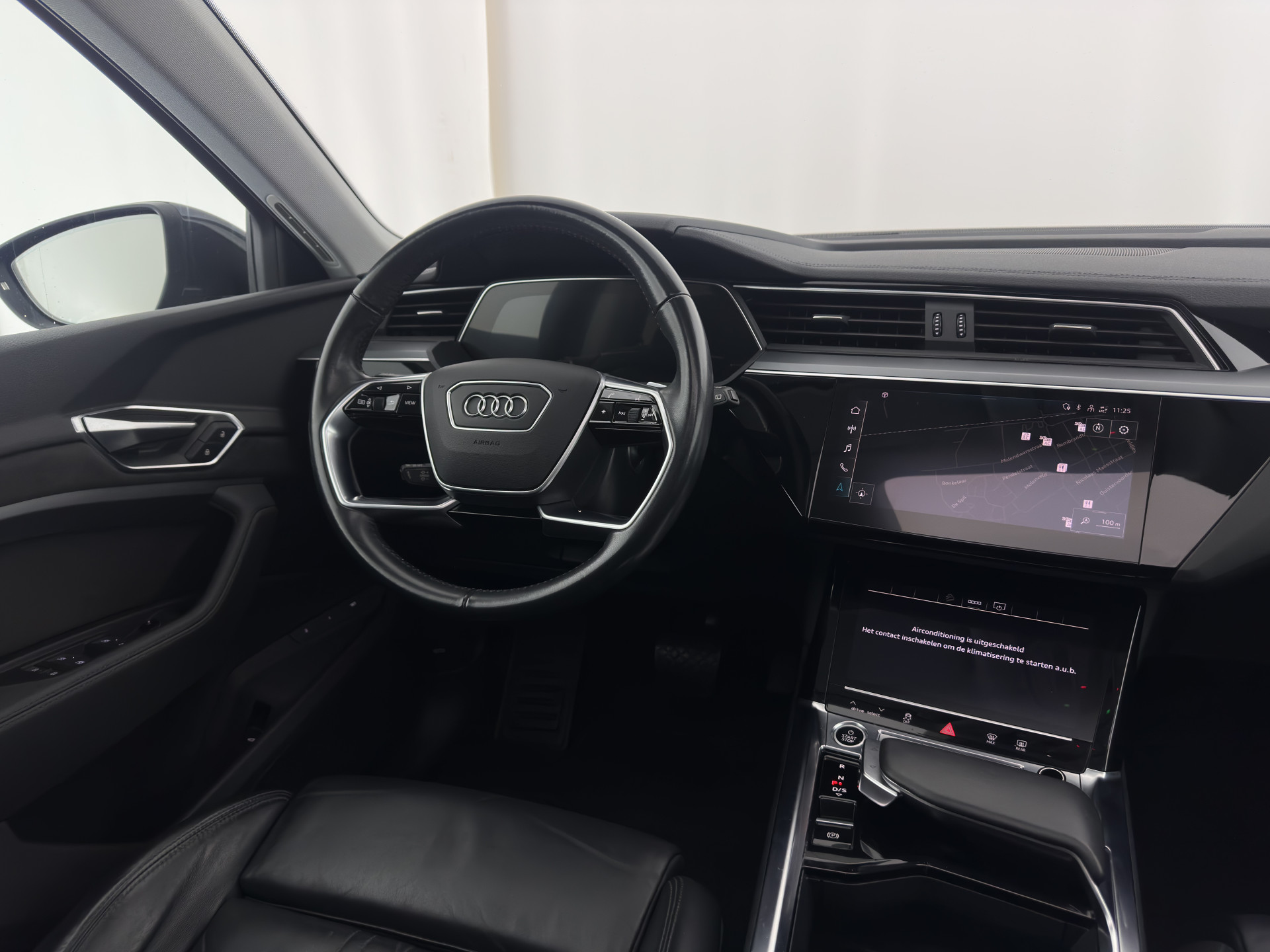Audi e-tron 55 quattro Business edition Plus 95 kWh [ 3-Fase ] {SOH-88%} (INCL-BTW) *PANO | LUXURY-LEATHER | ADAPTIVE-CRUISE | FULL-LED | DIGI-COCKPIT | KEYLESS | MEMORY-PACK | CAMERA | NAVI-FULLMAP | SHIFT-PADDLES | DAB+ | COMFORT-SEATS | 20''ALU*