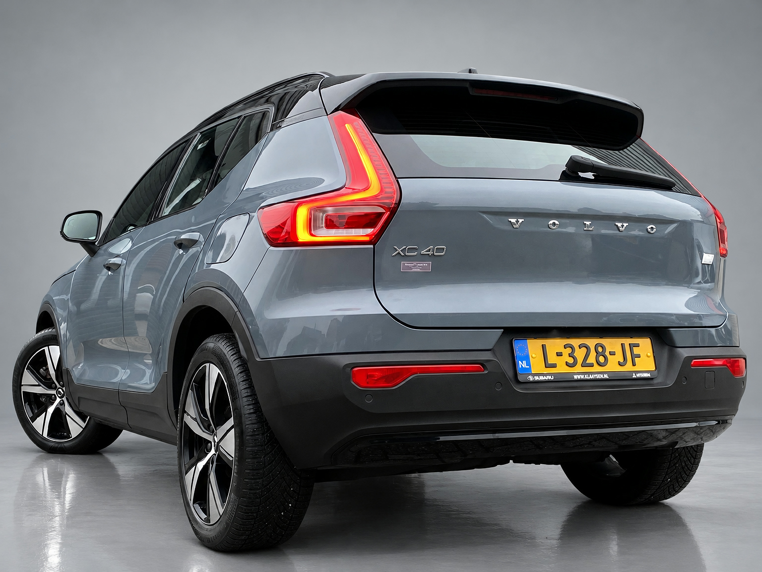 Volvo XC40 Recharge P8 AWD R-Design 408 pk | apple carplay | stoel-stuurverwarming | leder-alcantara | elektr. a. klep | BTW