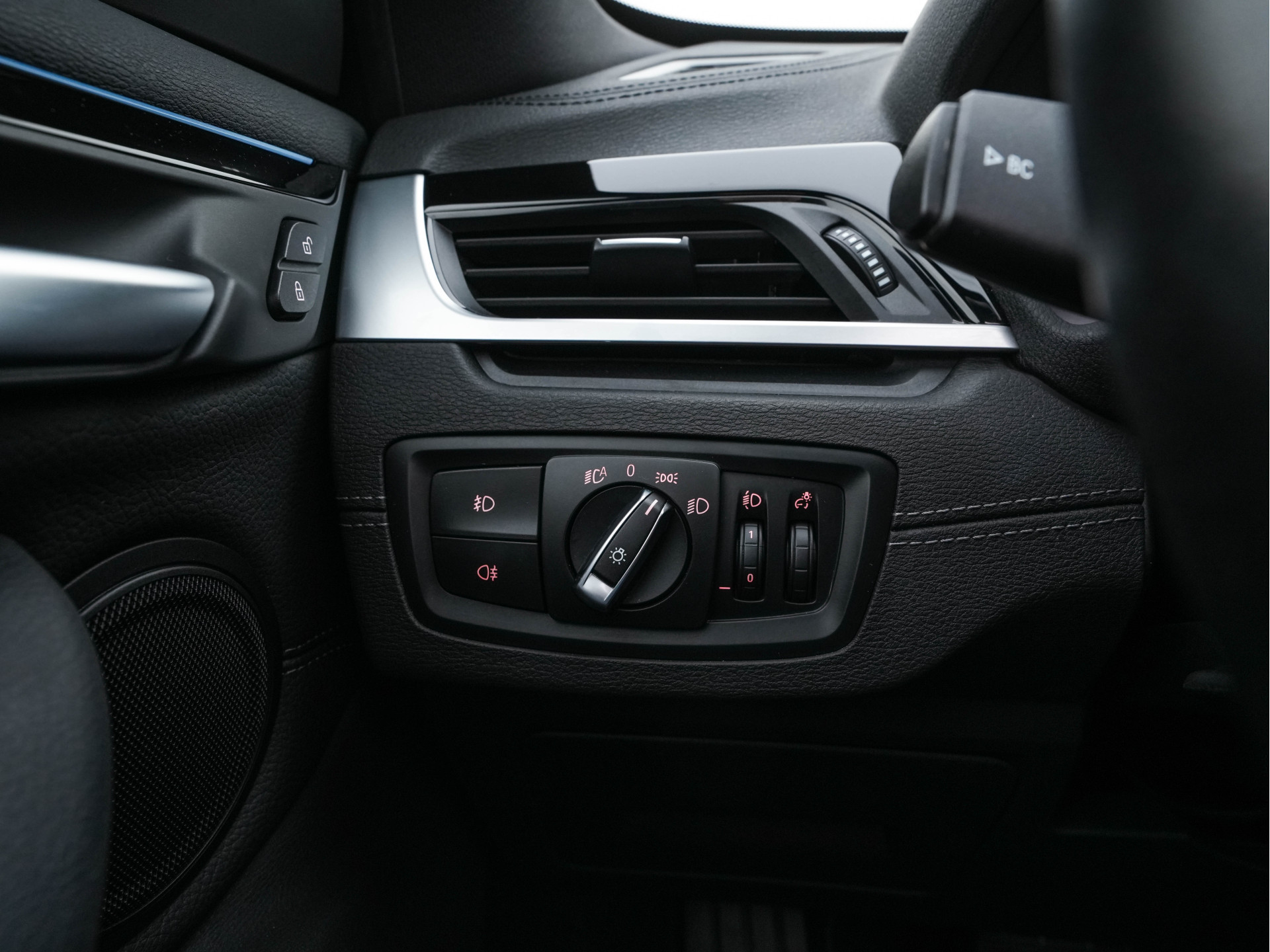 BMW X1 xDrive25e Sportline Business Edition Plus (Plug-In) (INCL-BTW) Aut. *PANO | LEATHER | FULL-LED | HEATED-SPORTSEATS | HIFI-SYSTEM | CAMERA | PRIVACYGLASS | NAVI-FULLMAP | ECC | HEAD-UP | PDC | KEYLESS | DAB | CRUISE | TOWBAR | AMBIENTLIGHT | 18