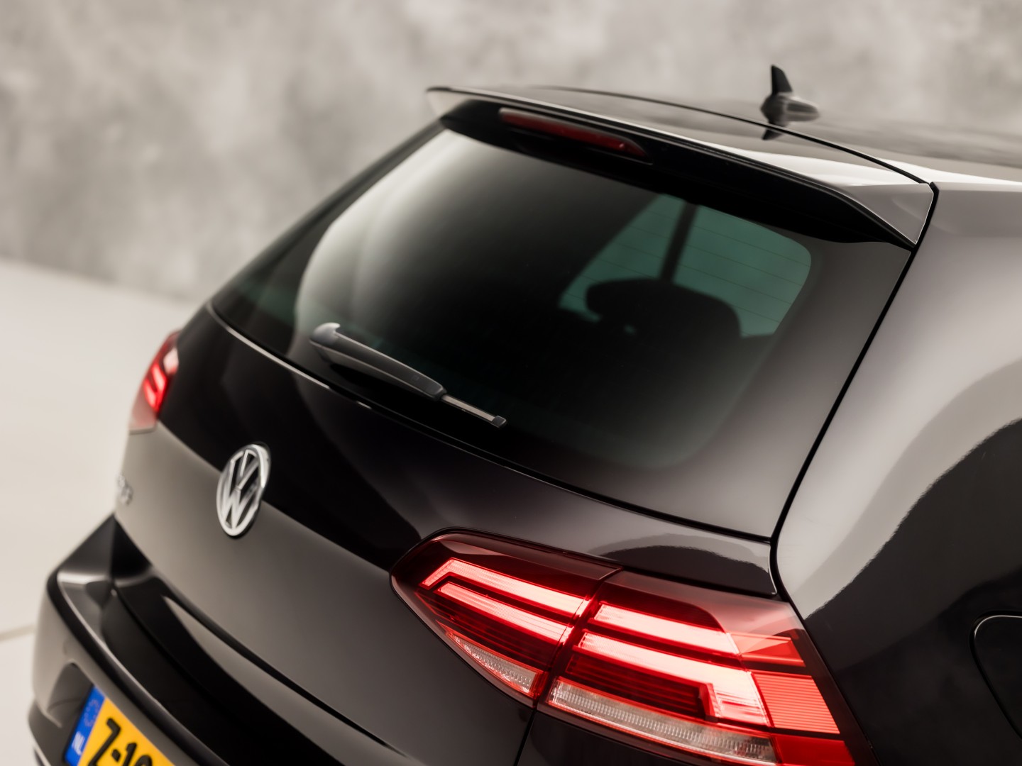 Volkswagen Golf 1.0 TSI Sportline (APPLE CARPLAY, GROOT NAVI, CLIMATE, STOELVERWARMING, SPORTSTOELEN, LM VELGEN, GETINT GLAS, PARKEERSENSOREN, NIEUWSTAAT)