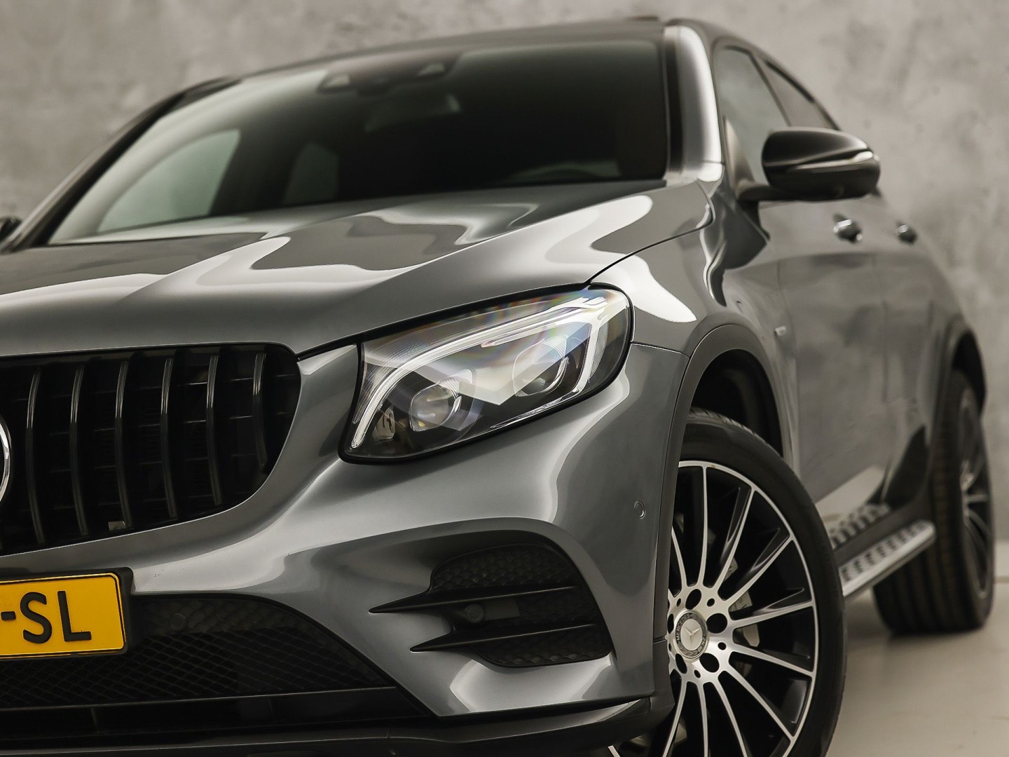 Mercedes-Benz GLC 250 4MATIC Edition 1 AMG Sport 211Pk Automaat (SCHUIFDAK, LUCHTVERING, GROOT NAVI, HEAD-UP DISPLAY, MEMORY SEATS, 360 CAMERA, BURMESTER, STOELVERWARMING ACHTER, TREKHAAK WEGKLAPBAAR, NIEUWSTAAT)