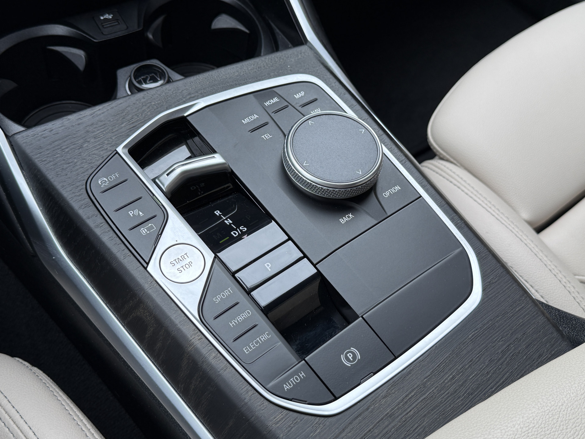 BMW 3-serie Touring 330e | M-Sport | Facelift | Lederen sportstoelen | Harman/Kardon | Sfeerverlichting | Full LED