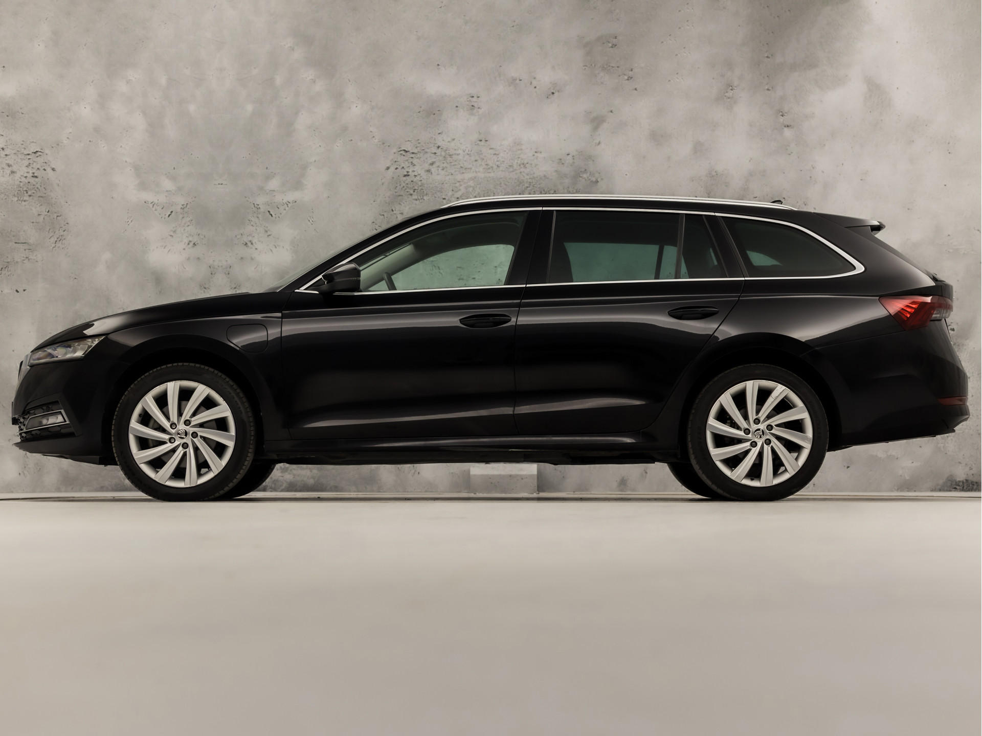 ŠKODA Octavia Combi 1.4 TSI iV PHEV Sport 218Pk Automaat (VIRTUAL COCKPIT, APPLE CARPLAY, GROOT NAVI, CAMERA, STOELVERWARMING, SPORTSTOELEN, GETINT GLAS, CRUISE, NIEUWE APK, NIEUWSTAAT)