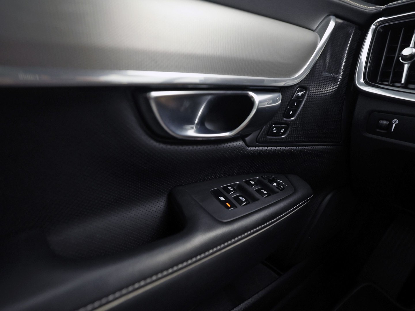 Volvo V90 2.0 T4 R-Design Automaat 190Pk (PANORAMADAK, HARMAN/KARDON, MEMORY SEATS, APPLE CARPLAY, GETINT GLAS, CAMERA, STOELVERWARMING, LEDER, NIEUWE APK, NIEUWSTAAT)