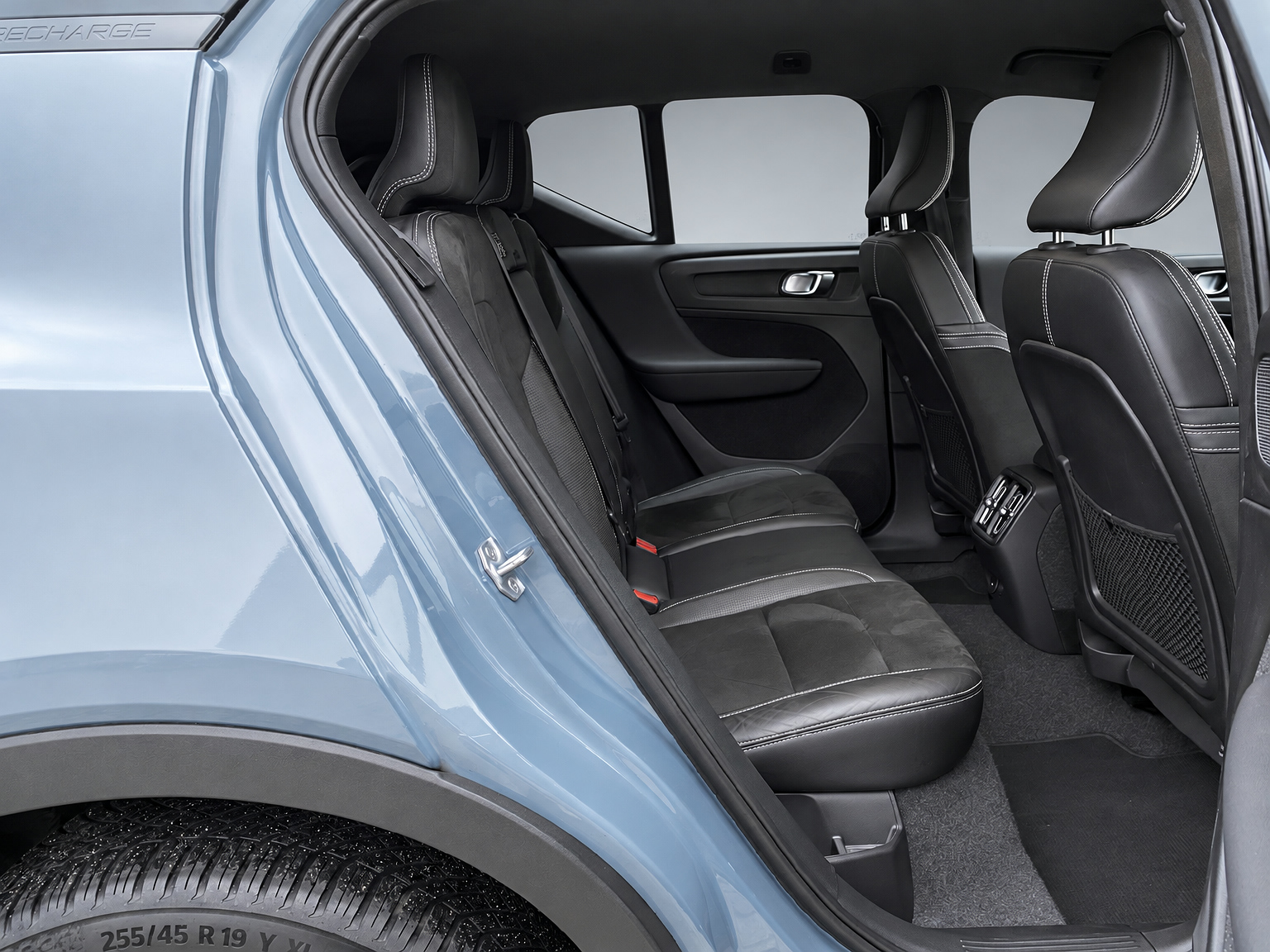 Volvo XC40 Recharge P8 AWD R-Design 408 pk | apple carplay | stoel-stuurverwarming | leder-alcantara | elektr. a. klep | BTW