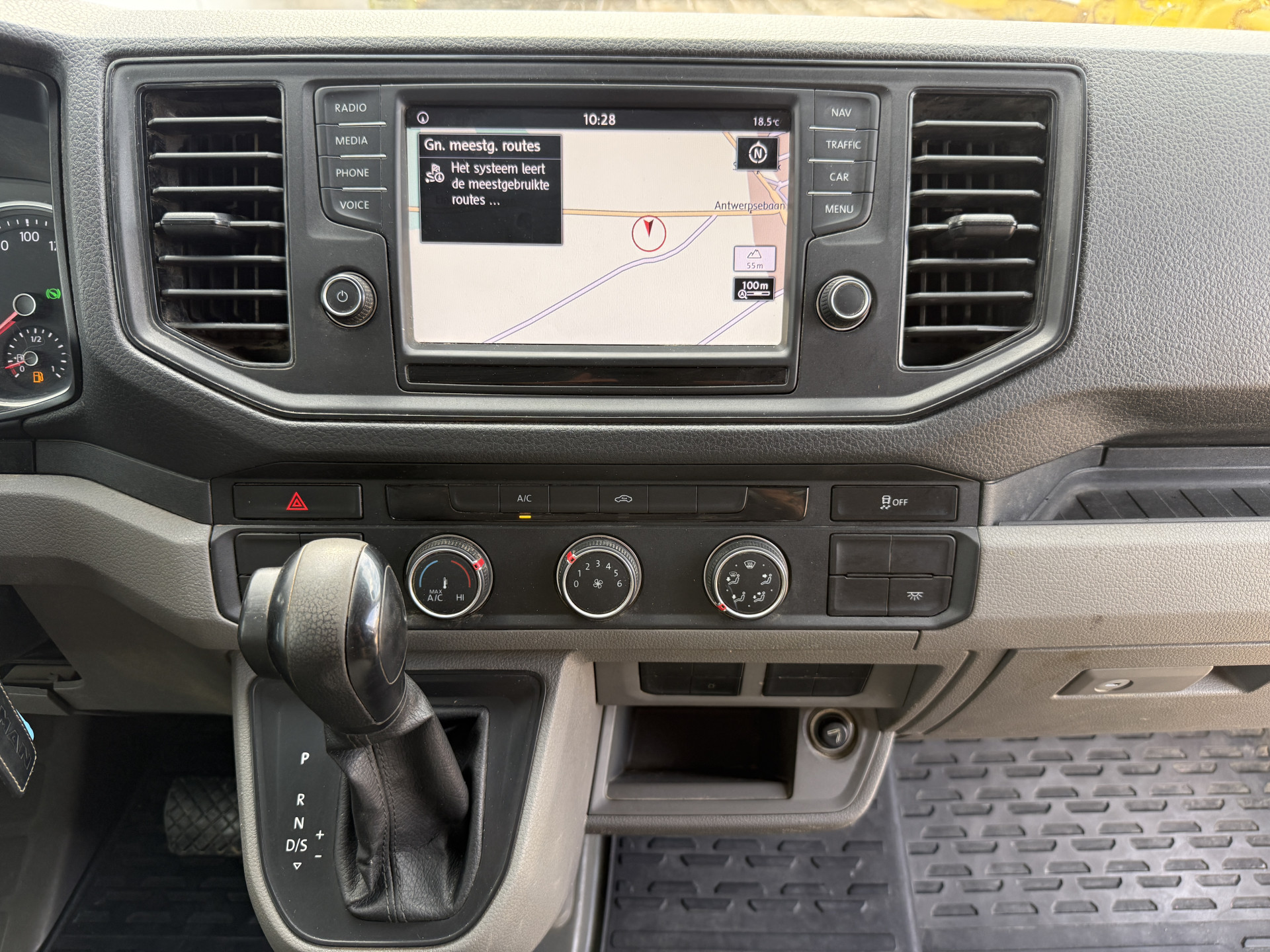 Volkswagen Crafter 3.140 2.0 TDI Automaat Open Laadbak Kist Dubbele cabine 6-persoons Airco Trekhaak Navigatie Carplay Pritische Pickup Open Box