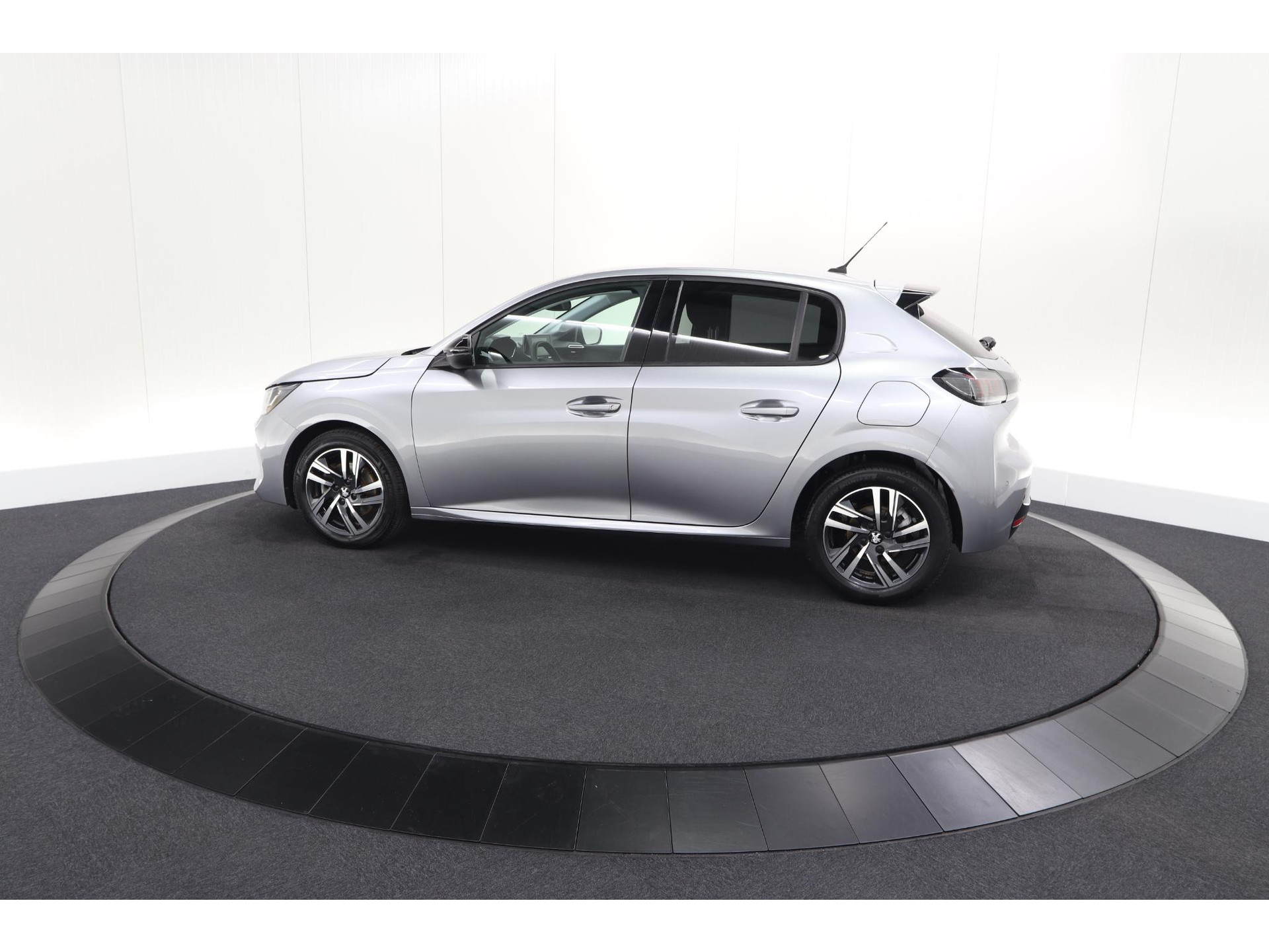 Peugeot 208 PureTech 100 Allure | Navigatie | Parkeersensoren | Apple Carplay