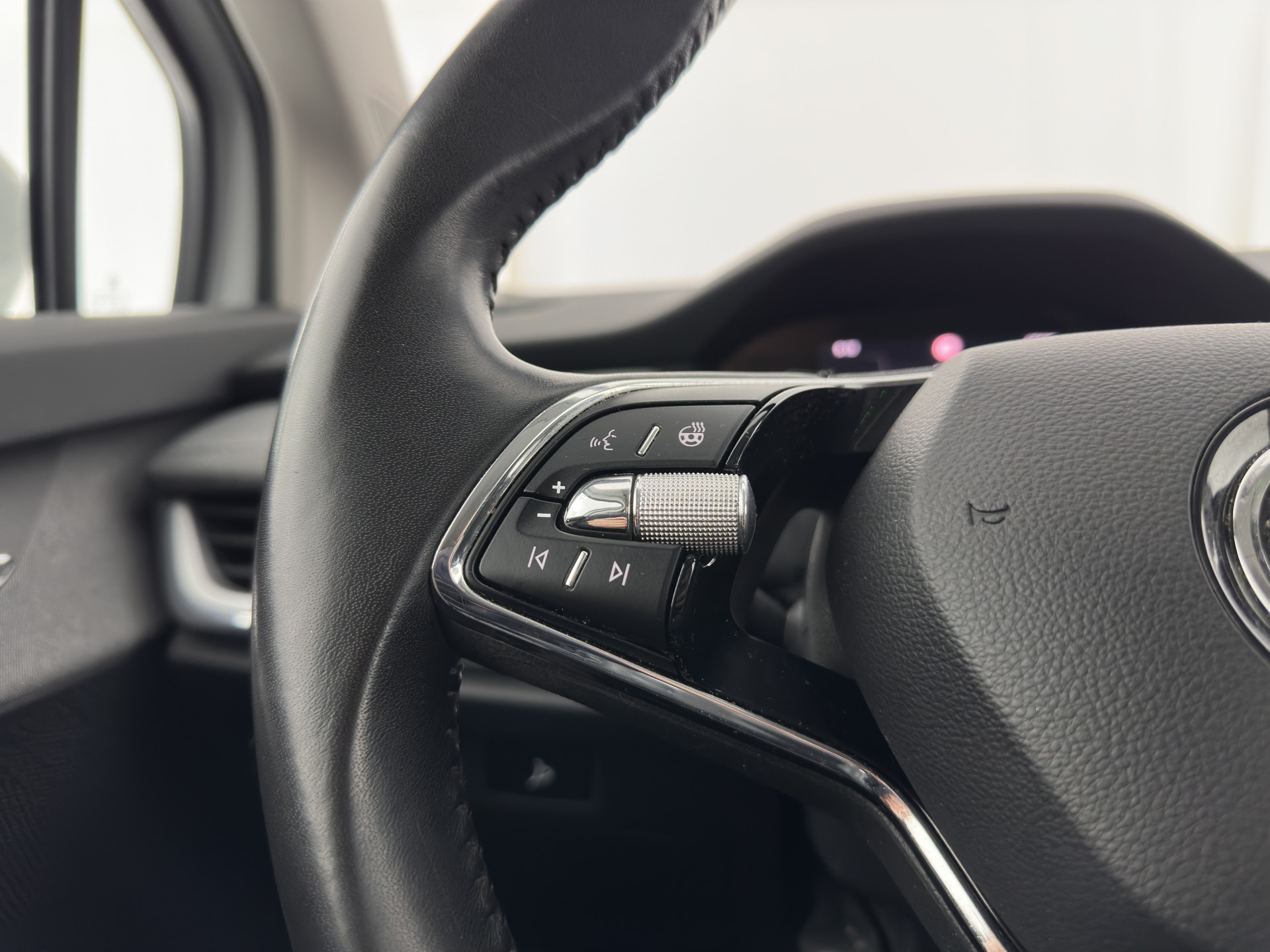 ŠKODA Enyaq iV 80 {SOH-90%} [ 3-Fase ] (INCL-BTW) *LEATHER-FABRIC | FULL-LED | DIGI-COCKPIT | CAMERA | KEYLESS | NAVI-FULLMAP | AMBIENT-LIGHT | ECC | HEATED-COMFORTSEATS | DAB+ | PDC | CRUISE | CARPLAY | TOWBAR | 19"ALU*