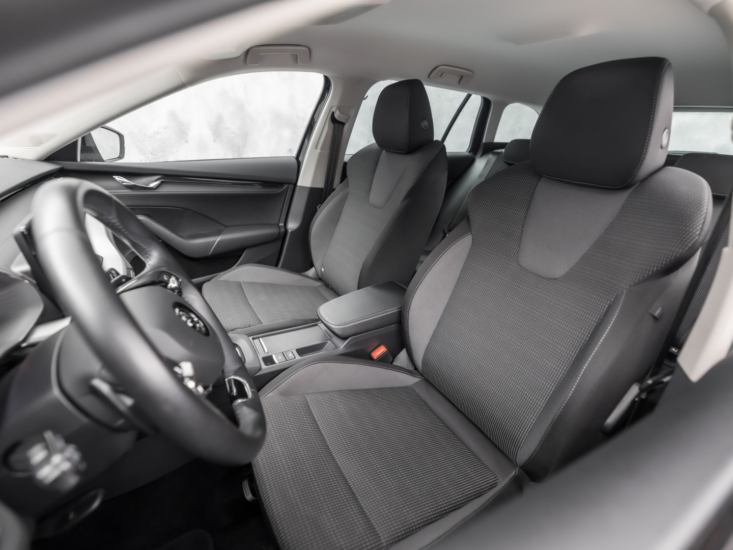 ŠKODA Octavia Combi 1.4 TSI iV PHEV Sport 218Pk Automaat (VIRTUAL COCKPIT, APPLE CARPLAY, GROOT NAVI, CAMERA, STOELVERWARMING, SPORTSTOELEN, GETINT GLAS, CRUISE, NIEUWE APK, NIEUWSTAAT)