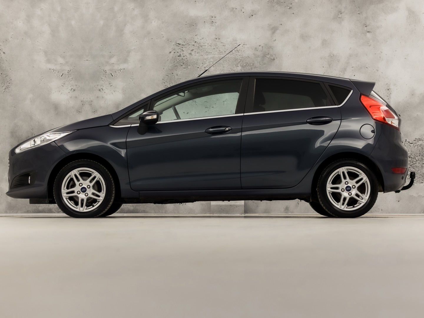 Ford Fiesta 1.0 EcoBoost Titanium Sport 101Pk (NAVIGATIE, 1e EIGENAAR, CLIMATE, STOELVERWARMING, SPORTSTOELEN, GETINT GLAS, CRUISE, PARKEERSENSOREN, TREKHAAK, LM VELGEN, NIEUWSTAAT)