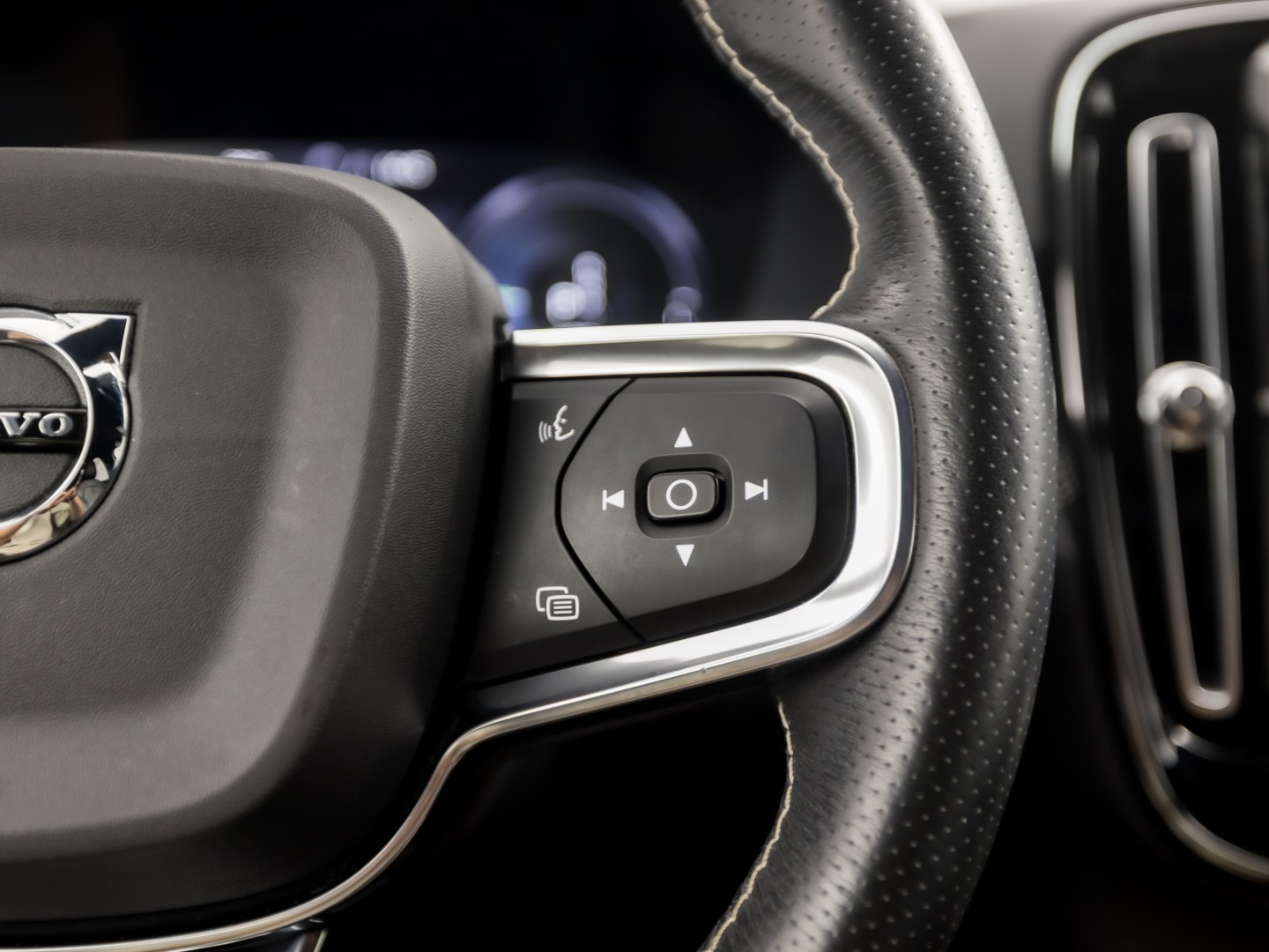 Volvo XC40 1.5 T5 Recharge Inscription Sport 252Pk Automaat (PANORAMADAK, APPLE CARPLAY, MEMORY SEAT, LEDER, 360 CAMERA, SPORTSTOELEN, STUUR/STOELVERWARMING, GETINT GLAS, ELEK ACHTERKLEP, NIEUWE APK, NIEUWSTAAT)