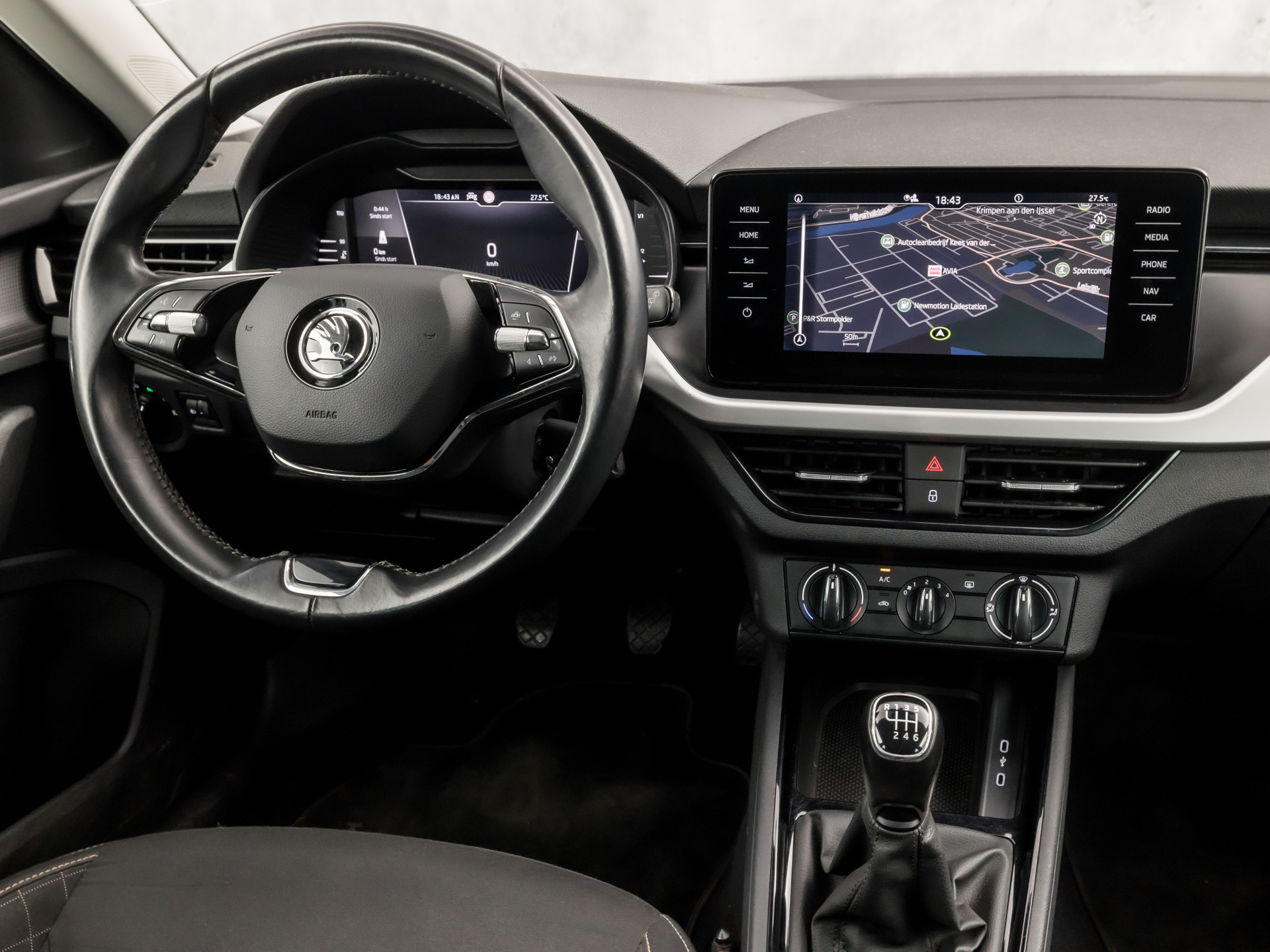 Škoda Kamiq 1.0 TSI Sport (VIRTUAL COCKPIT, APPLE CARPLAY, GROOT NAVI, TREKHAAK, PARKEERSENSOREN, SPORTSTOELEN, GETINT GLAS, CRUISE, NIEUWE APK, NIEUWSTAAT)
