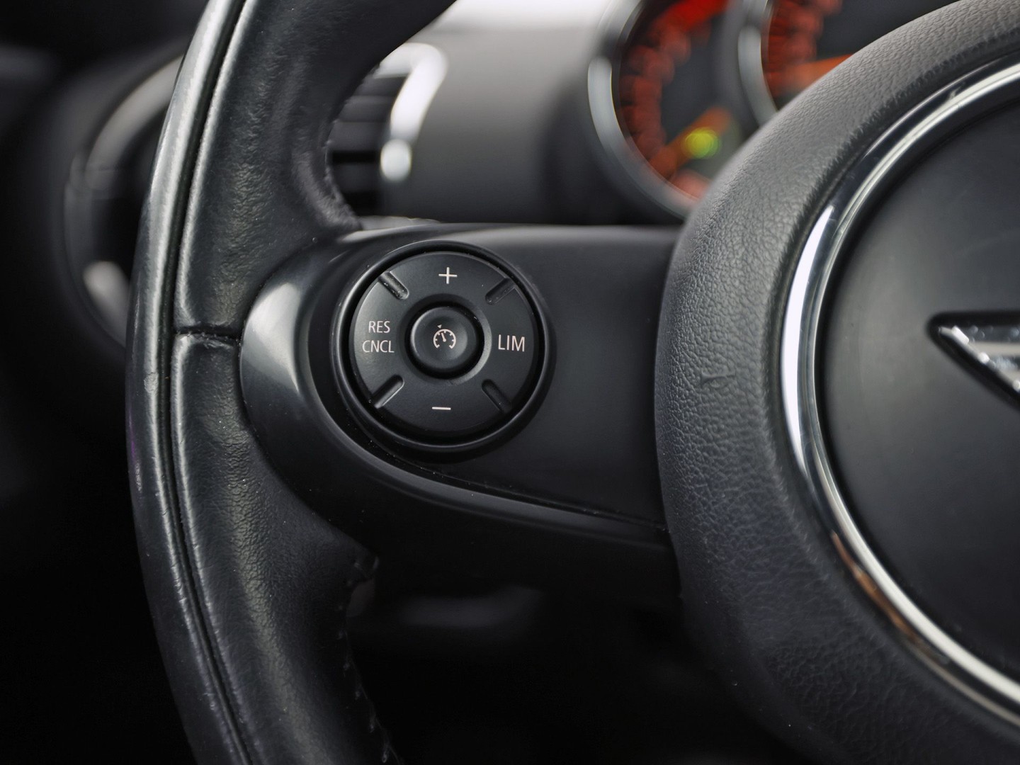 MINI Clubman 1.5 Chili Black Sport Automaat (PANORAMADAK, NAVIGATIE, LEDEREN SPORTSTOELEN, STOELVERWARMING, CRUISE, CLIMATE, ZWART HEMEL, NIEUWE APK)