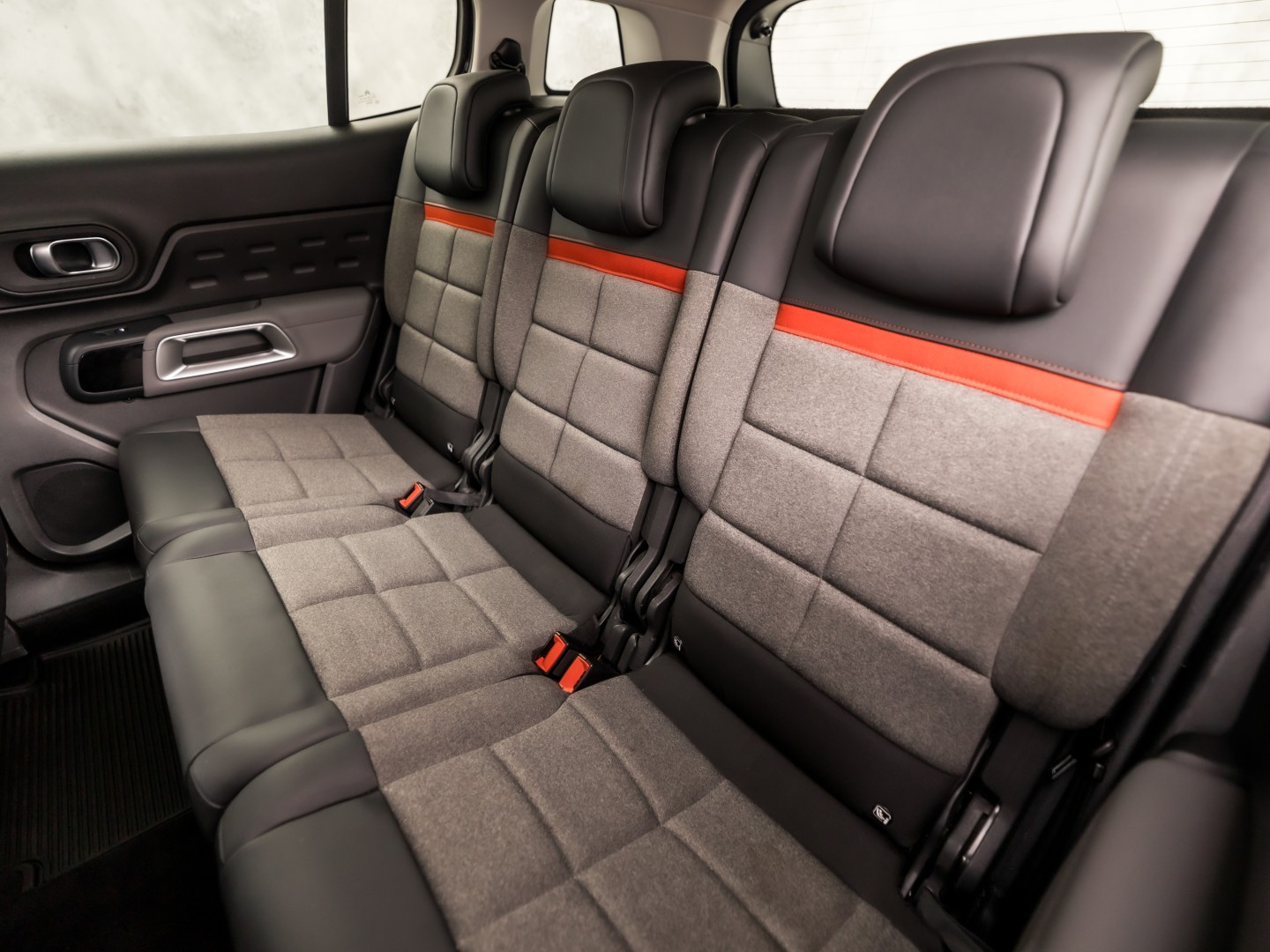 Citroën C5 Aircross 1.6 PureTech Sport 181Pk Automaat (APPLE CARPLAY, GROOT NAVI, 360 CAMERA, LM VELGEN, TREKHAAK, SPORTSTOELEN, KEYLESS, ADAPTIVE CRUISE, NIEUWSTAAT)