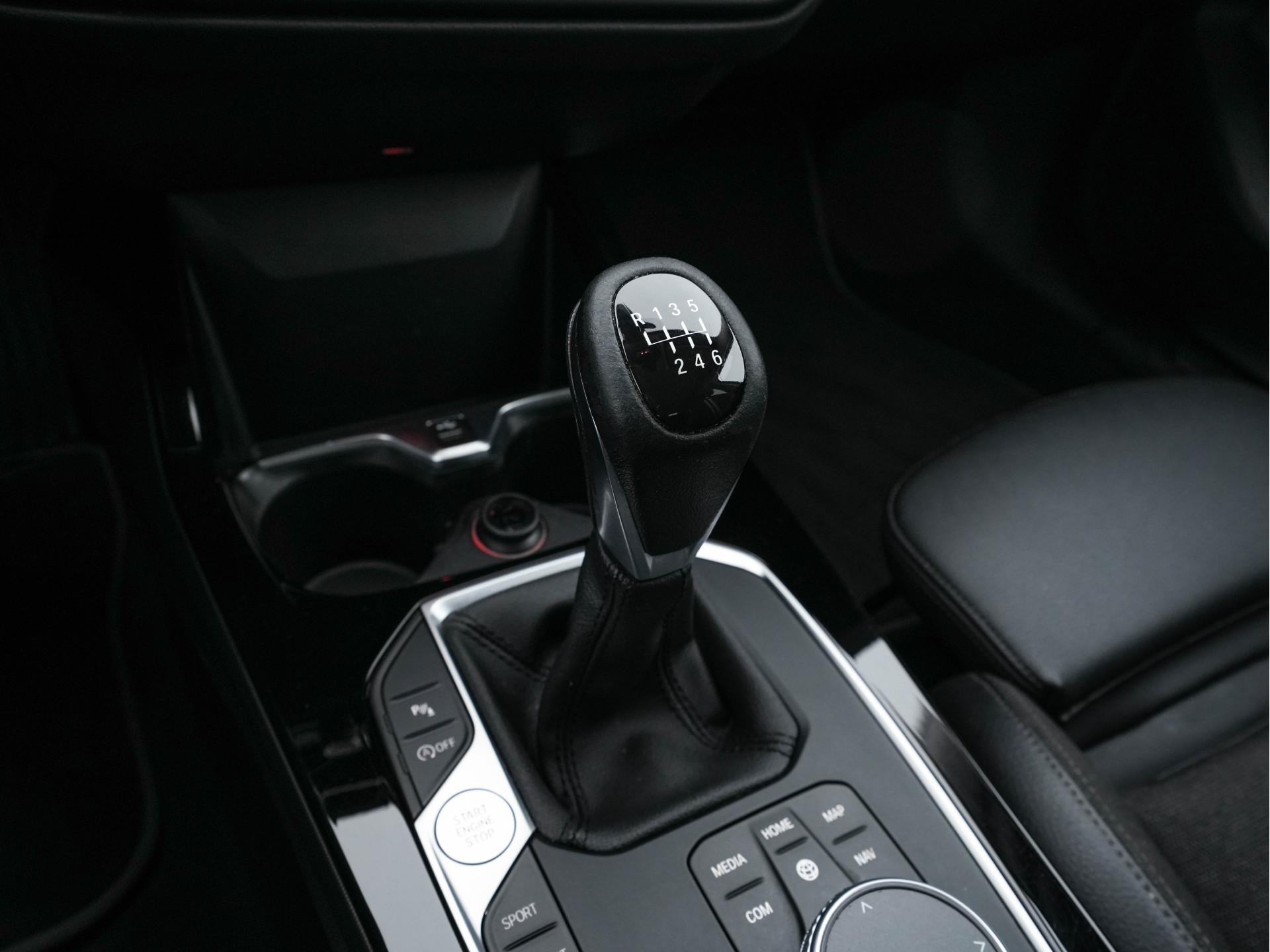 BMW 1-serie 116d Executive Edition Sport-Line (INCL-BTW) *DIGI-COCKPIT | FULL-LED | NAVI-FULLMAP | LEATHER-MICROFIBRE | AMBIENT-LIGHT | CARPLAY | CRUISE | KEYLESS | HEATED-SPORTSEATS | PRIVACY-GLASS | DAB | ECC | PDC | 17"ALU*