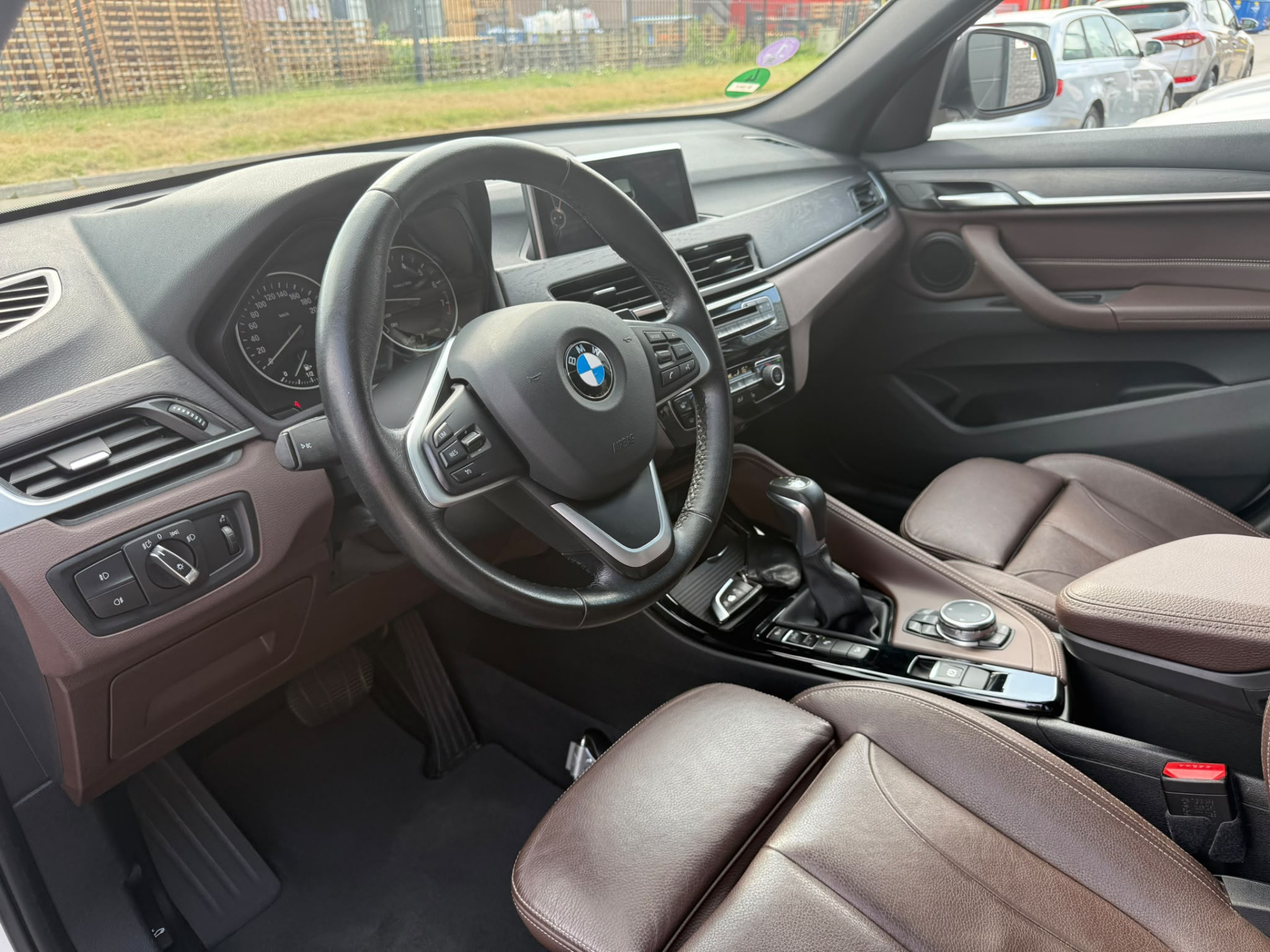 BMW X1 xDrive20i xLine | 3E EIGENAAR | 3/6/12MND GARANTIE| PANO DAK | HEAD UP | LEDER | NAVI |