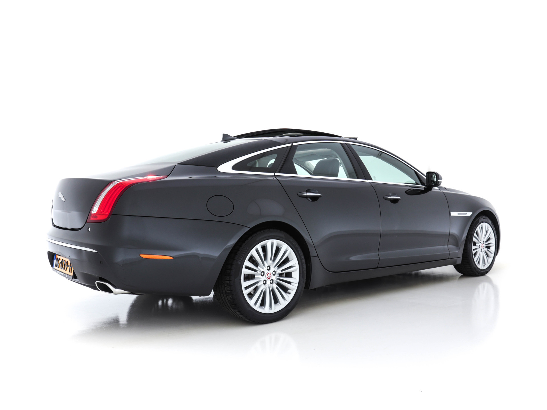 Jaguar XJ 3.0 V6D Portfolio Long (INCL-BTW) Aut. *PANO | LEATHER  | BI-XENON | MERIDIAN-AUDIO | MEMORY-PACK | KEYLESS | CAMERA | ECC | HEATED-COMFORTSEATS | PDC | NAVI-FULLMAP | SHIFT-PADDLES | CRUISE | 19"ALU*