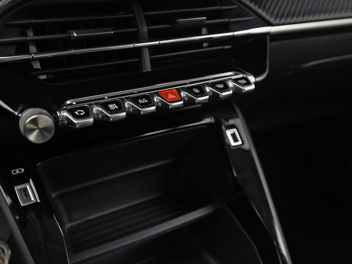 Peugeot 208 1.2 PureTech Sport Automaat (APPLE CARPLAY, KEYLESS, PARKEERSENSOREN, SPORTSTOELEN, CRUISE, LANE ASSIST, NIEUWE APK, NIEUWSTAAT)