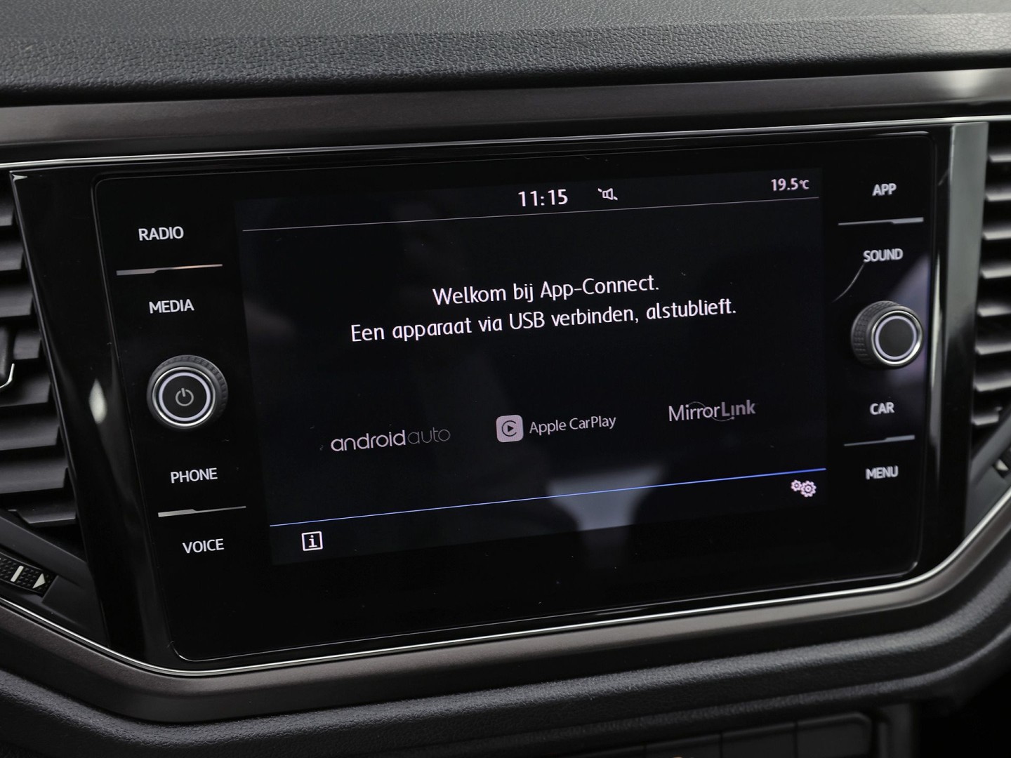 Volkswagen T-Roc 1.5 TSI Sport 150Pk (APPLE CARPLAY, GROOT NAVI, STUUR/STOELVERWARMING, CAMERA, SPORTSTOELEN, ADAPTIVE CRUISE, CLIMATE, NIEUWE APK, NIEUWSTAAT)