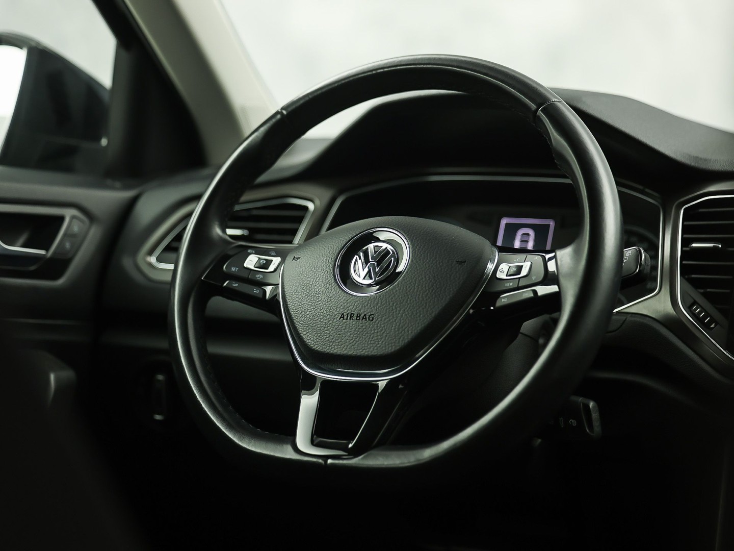 Volkswagen T-Roc 1.0 TSI Sport (APPLE CARPLAY, GROOT NAVI, CLIMATE, STOELVERWARMING, TREKHAAK, SPORTSTOELEN, PARKEERSENSOREN, ADAPTIVE CRUISE, NIEUWSTAAT)