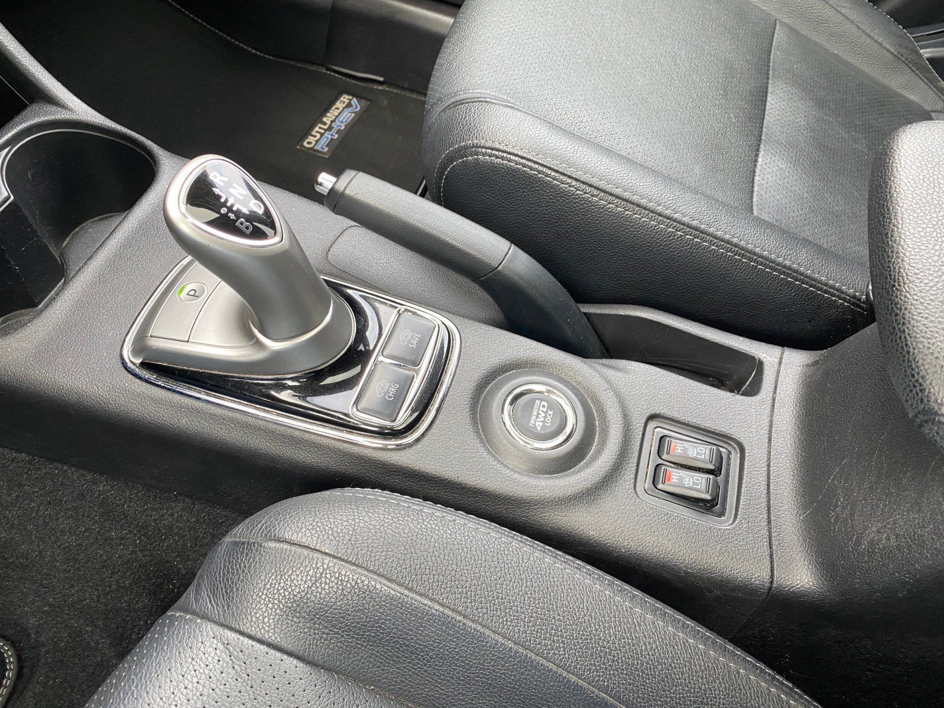 Mitsubishi Outlander 2.0 PHEV Instyle 4WD 203 pk | navigatie | leder interieur | schuifdak | trekhaak | elektr. achterklep