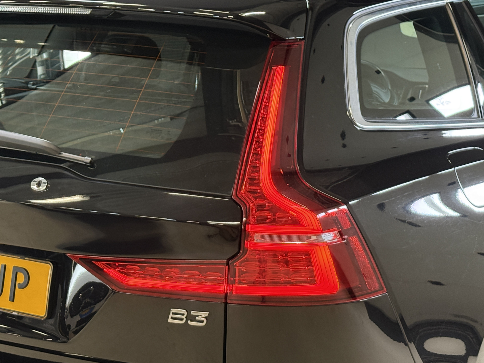 Volvo V60 2.0 B3 R-Design | Trekhaak | Panoramadak | Apple Carplay | Leder