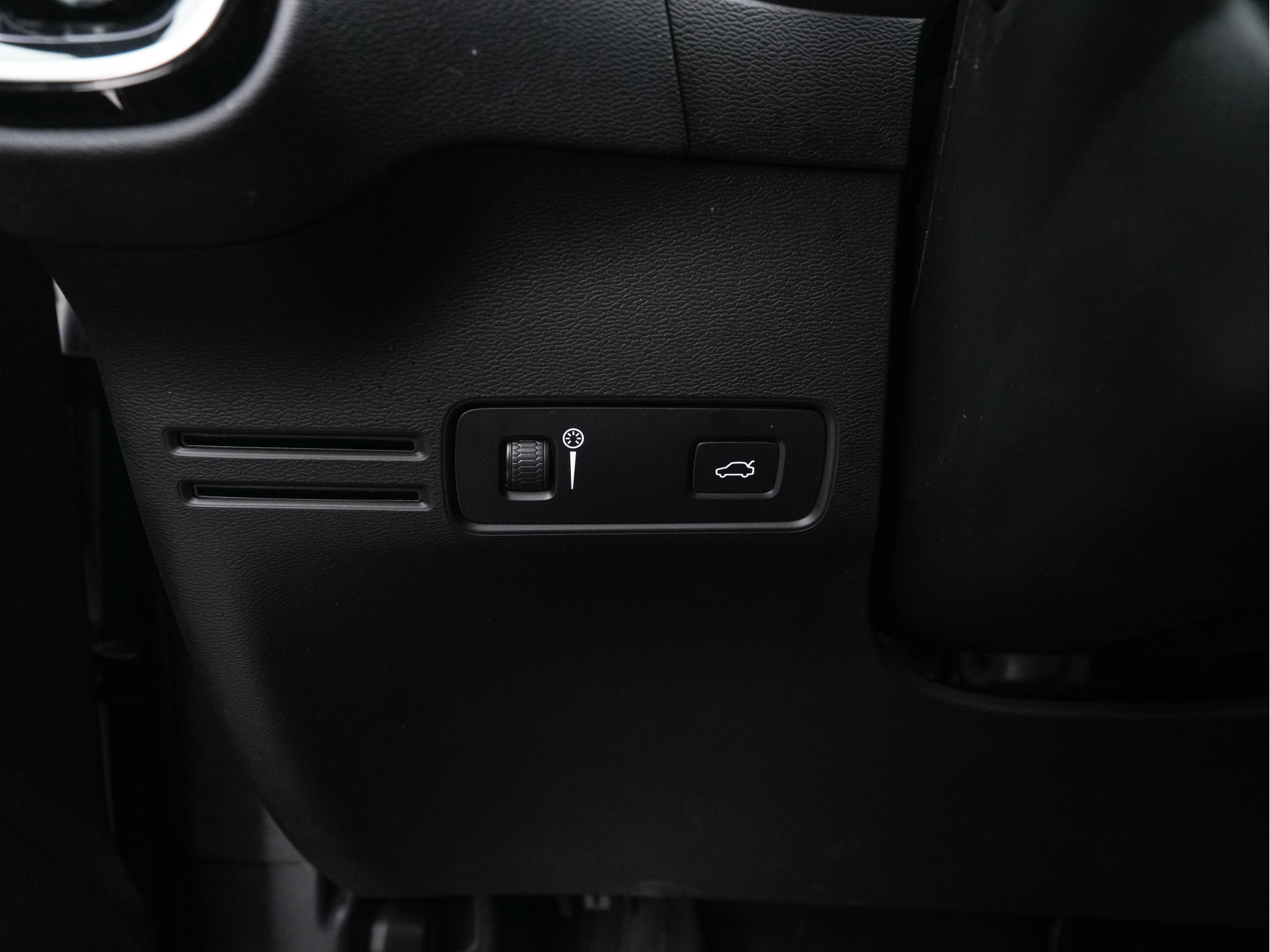 Volvo C40 Recharge Twin Intro Edition 78 kWh AWD [ 3-Fase ] {SOH-87%} (INCL-BTW) Aut. *HEATPUMP | PANO | LEATHER-ALCANTARA | DIGI-COCKPIT | FULL-LED | HARMAN/KARDON | TOPVIEW | NAVI-FULLMAP | ECC | PDC | KEYLESS | HEATED-SPORTSEATS | TOWBAR | PRIVACY-GLAS