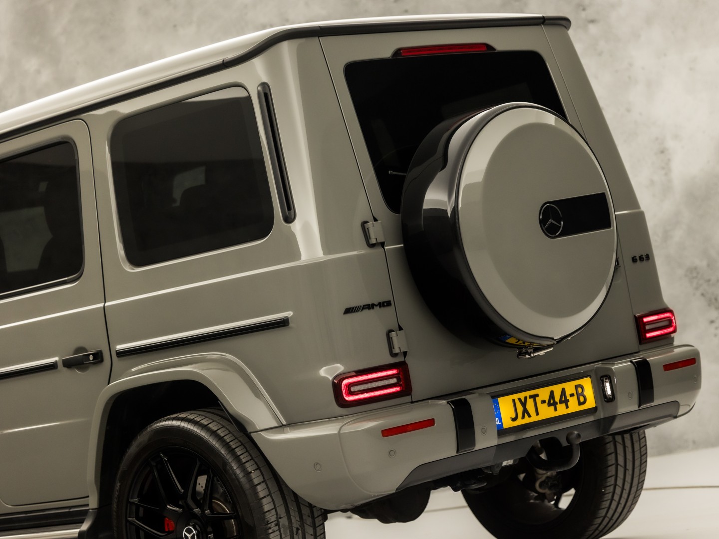 Mercedes-Benz G-Klasse 63 AMG 585Pk (SCHUIFDAK, CARBON PACK, ALCANTARA HEMEL, APPLE CARPLAY, BURMESTER, MASSAGE, STOELKOELING/VERWARMING, ADAPTIVE CRUISE, 360 CAMERA, SFEERVERLICHTING, TREKHAAK, NIEUWSTAAT)