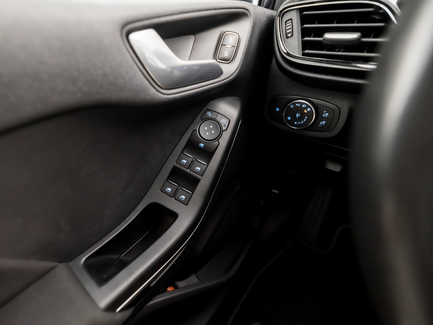 Ford Fiesta 1.0 EcoBoost Hybrid Titanium Sport (APPLE CARPLAY, GROOT NAVI, CLIMATE, GETINT GLAS, PARKEERSENSOREN, SPORTSTOELEN, LM VELGEN, CRUISE, NIEUWSTAAT)