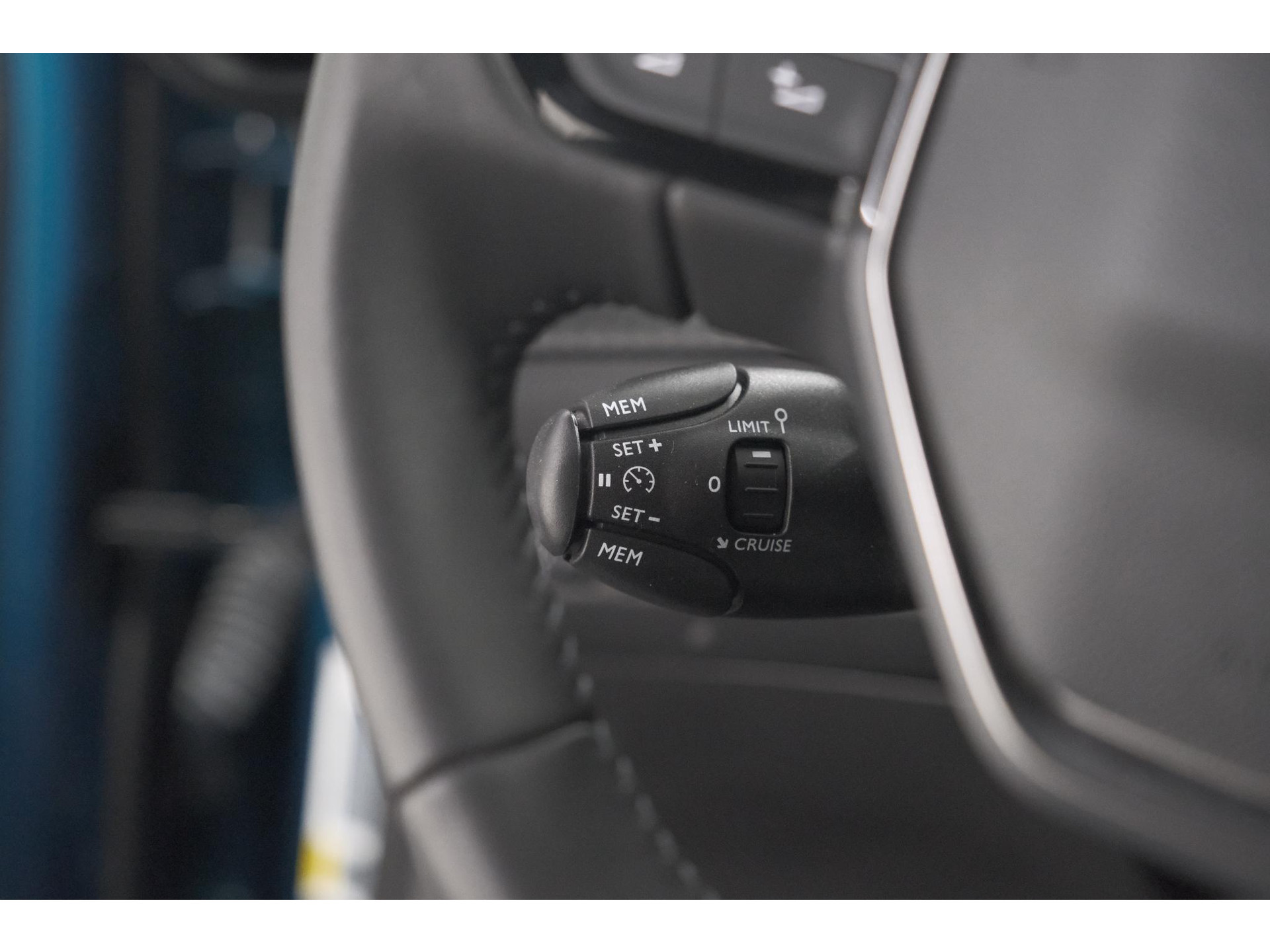 Peugeot e-2008 EV Allure 54 kWh | SOH 97,5% | 11 KW Lader | Apple Carplay | Parkeersensoren